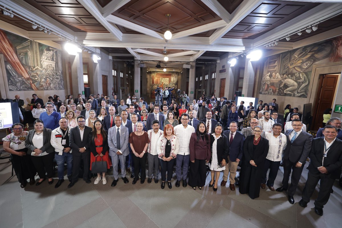 SCJN's tweet photo. 🇲🇽🤝 La #SCJN, el @OAJ_Mex y la @CNDH refrendan su compromiso con la promoción y defensa de los derechos humanos.

Mediante la firma del “Acuerdo para la Promoción y Defensa de los Derechos Humanos del Pueblo de México”, las instituciones fortalecerán la colaboración para impulsar la capacitación, la investigación, la difusión y el intercambio de buenas prácticas que contribuyan a una justicia más incluyente y cercana a las personas. 

Este esfuerzo contempla acciones dirigidas a la atención de grupos en situación de vulnerabilidad y al reconocimiento del pluralismo jurídico como un pilar de la vida democrática.