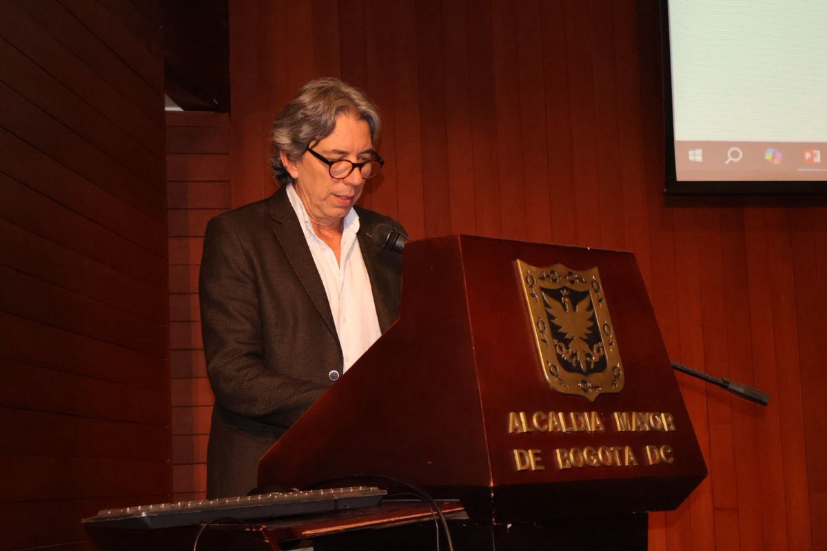 SecGeneralBog's tweet photo. ¡Felicitaciones a Andrés Felipe Díaz Méndez! 

Hoy, el @ArchivodeBogota entregó el Premio Tesis por su investigación sobre Germán Samper. La subsecretaria @arodasgaiter entregó el reconocimiento, y tuvimos un conversatorio sobre memoria y archivo arquitectónico en la ciudad.✨ https://t.co/MHqk5KowqQ