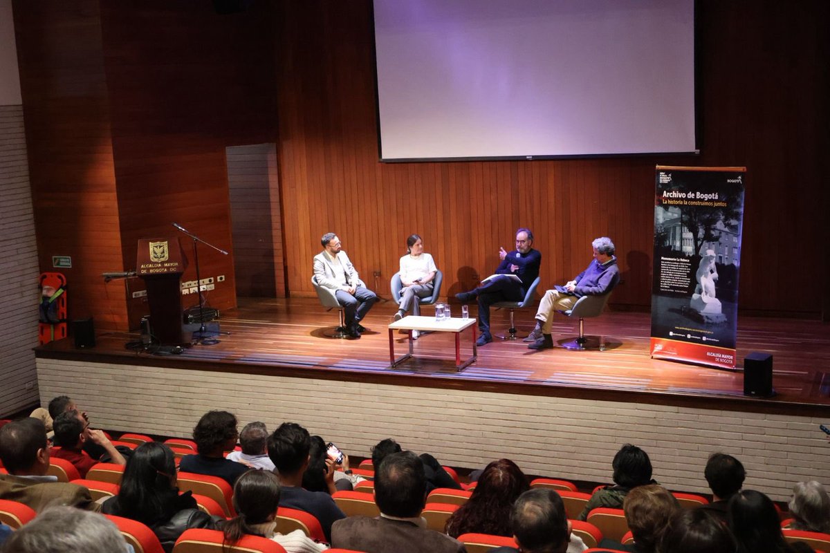 SecGeneralBog's tweet photo. ¡Felicitaciones a Andrés Felipe Díaz Méndez! 

Hoy, el @ArchivodeBogota entregó el Premio Tesis por su investigación sobre Germán Samper. La subsecretaria @arodasgaiter entregó el reconocimiento, y tuvimos un conversatorio sobre memoria y archivo arquitectónico en la ciudad.✨ https://t.co/MHqk5KowqQ