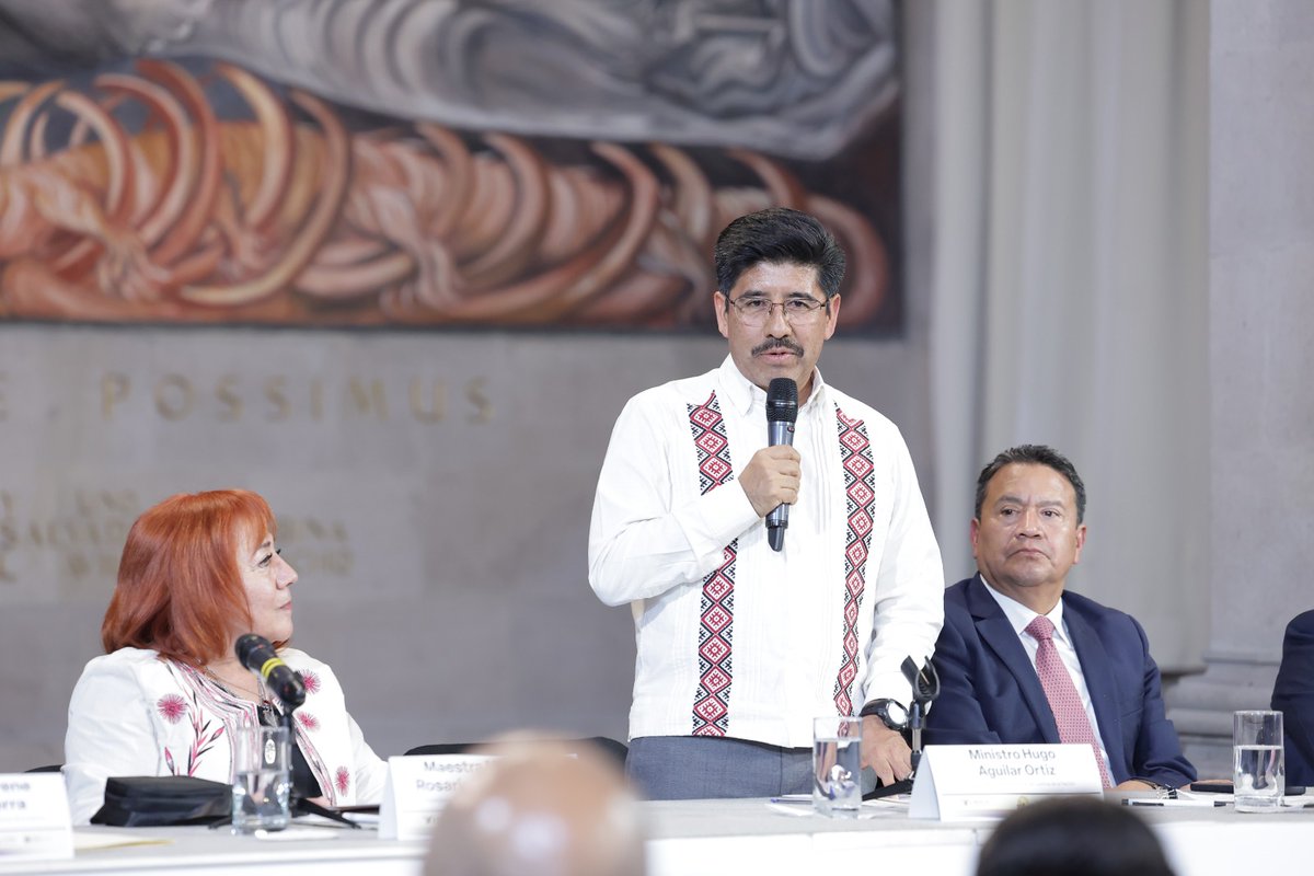 SCJN's tweet photo. 🇲🇽🤝 La #SCJN, el @OAJ_Mex y la @CNDH refrendan su compromiso con la promoción y defensa de los derechos humanos.

Mediante la firma del “Acuerdo para la Promoción y Defensa de los Derechos Humanos del Pueblo de México”, las instituciones fortalecerán la colaboración para impulsar la capacitación, la investigación, la difusión y el intercambio de buenas prácticas que contribuyan a una justicia más incluyente y cercana a las personas. 

Este esfuerzo contempla acciones dirigidas a la atención de grupos en situación de vulnerabilidad y al reconocimiento del pluralismo jurídico como un pilar de la vida democrática.