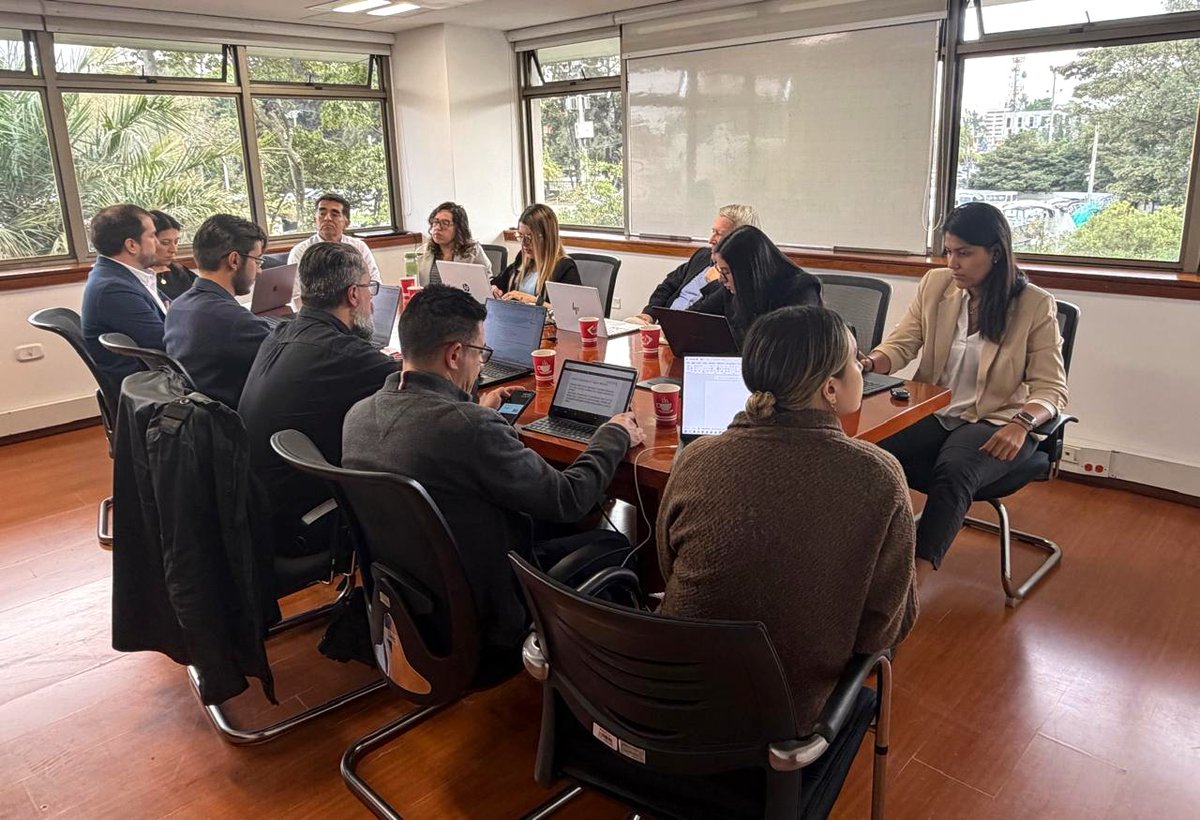 INMdeColombia's tweet photo. La reunión del Comité Técnico de H₂V realizada en el @INMdeColombia con el liderazgo de @ptb_q5, el @SicalColombia y partes interesadas, se reafirmó que el #HidrógenoVerde sigue evolucionando demandando articulación interinstitucional para consolidar lineamientos técnicos claros https://t.co/vkfdUIeuie