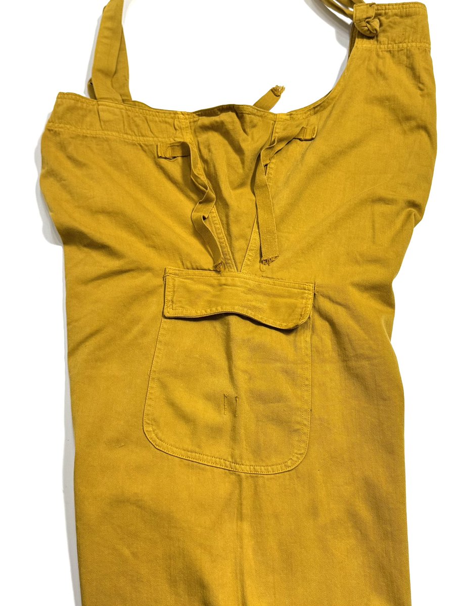 TruevintageS's tweet photo. 40s https://t.co/eDgTPYjuLo SALVAGE TROUSERSです。
サイズ　M

全長　134.5cm（ビブ上部から裾まで）
レングス　82cm
裾幅　25cm

https://t.co/eDgTPYjuLoのサルベージトラウザーズ
マスタード系イエローカラーの1点でプルオーバーのサルベージパーカーの下になります。https://t.co/Wj0zKIQutJ https://t.co/4yrhBVfqbH