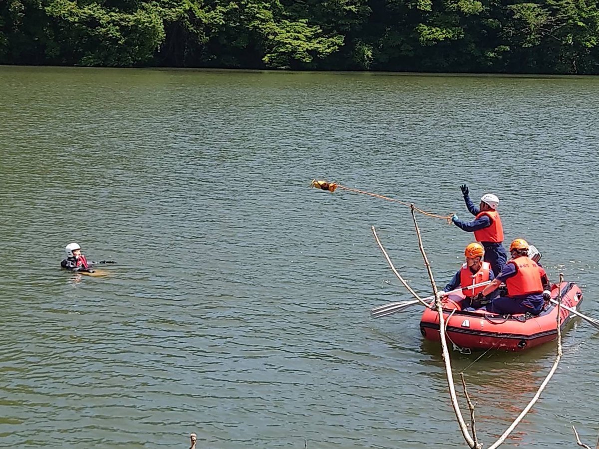 kitakata_fd's tweet photo. 【水難救助訓練の実施について】

西会津消防署より
令和8年5月26日、27日に西会津消防署と山都分署合同での水難救助訓練を行いました。
4月から異動してきた職員をメインとし、救助資機材や救助方法を確認しました。様々な状況に対応するため訓練を継続していきます。
#喜多方消防
#水難救助訓練 https://t.co/pTYspFmP68