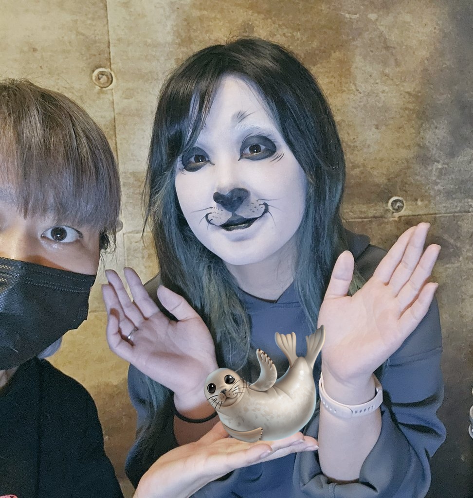 ori_cos718's tweet photo. 昨日は動物メイク教室(個人レッスン)
｡:+((*´艸`))+:｡アザラシ🦭になりたいちいさんが来てくれました😆✨私は自分の顔にアザラシメイクやったこと無かったけどちいさんが可愛いアザラシに変身したので安心しました‼️❇️ちいさん🦭✨動物メイク教室に来て下さってありがとうございました‼️❇️ https://t.co/2eixRn9zFi