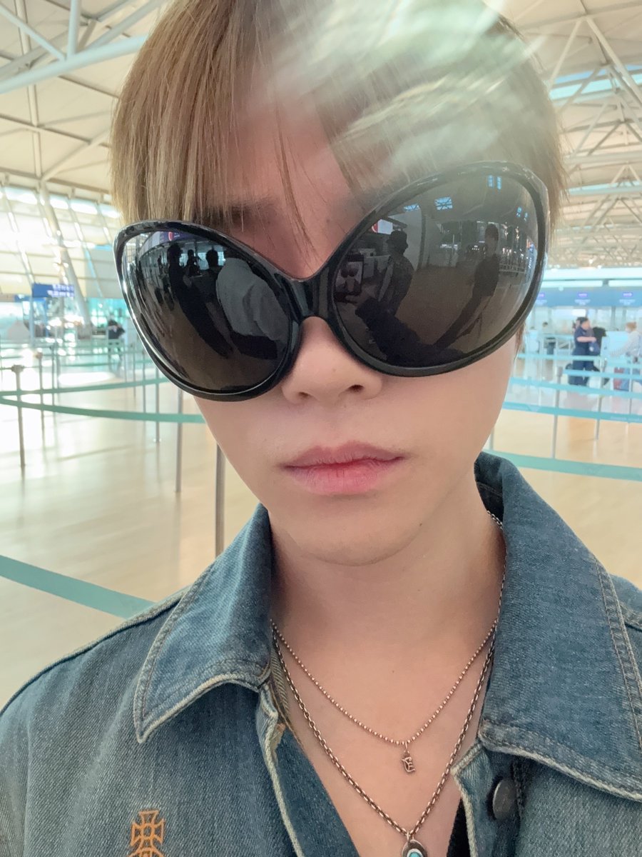 jiwonscherry's tweet photo. no wonder jinhwan said the bigass sunglasses is his now, bobby actually wearing it going to airport😹😹😹 https://t.co/Npgxrnw2iv https://t.co/ysFtdKjYS1