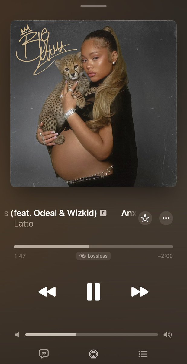 Onice003's tweet photo. I ask again
R&amp;B Wizkid.             Or.             Caribbean Wizkid https://t.co/CJ2II6rnR6