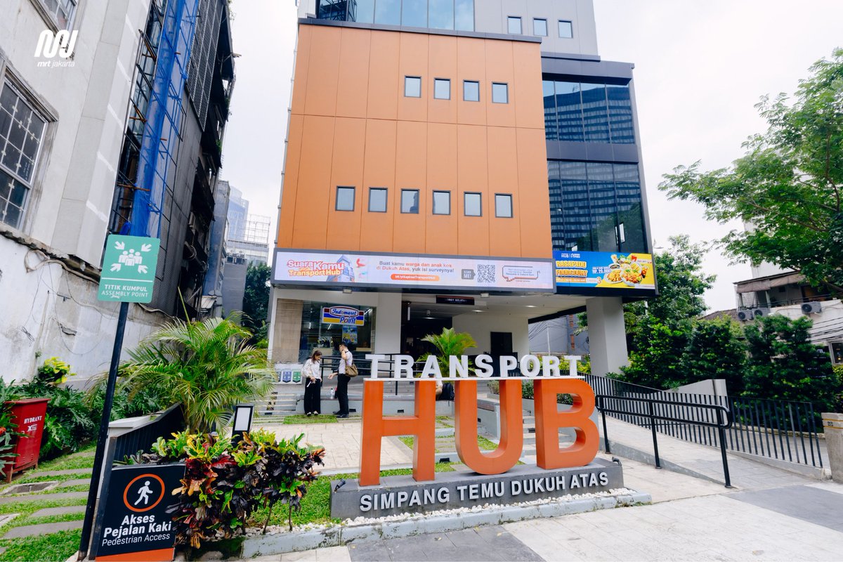 mrtjakarta's tweet photo. Teman MRT yang mobilitasnya di Kawasan Dukuh Atas pasti sering lihat gedung yang fasadnya unik ini. Lalu terlintas pikiran: “Ada apa aja, ya, di dalamnya?” 🤔

Transport Hub adalah mixed-use building dirancang untuk menghubungkan berbagai kebutuhan masyarakat urban dalam satu kawasan. Nggak cuma jadi bagian dari konektivitas transportasi Jakarta, di dalamnya juga ada beragam fungsi dan ruang yang bisa mendukung aktivitas sehari-hari.

Mulai dari area publik, tenant komersil, sampai fasilitas penunjang lainnya; semuanya dirancang supaya perjalanan dan aktivitas di tengah kota jadi lebih praktis dan terintegrasi.

Yuk, kita intip update terkini tenant yang bisa kamu temukan di Gedung Transport Hub👇

#MRTJakarta
#UbahJakarta