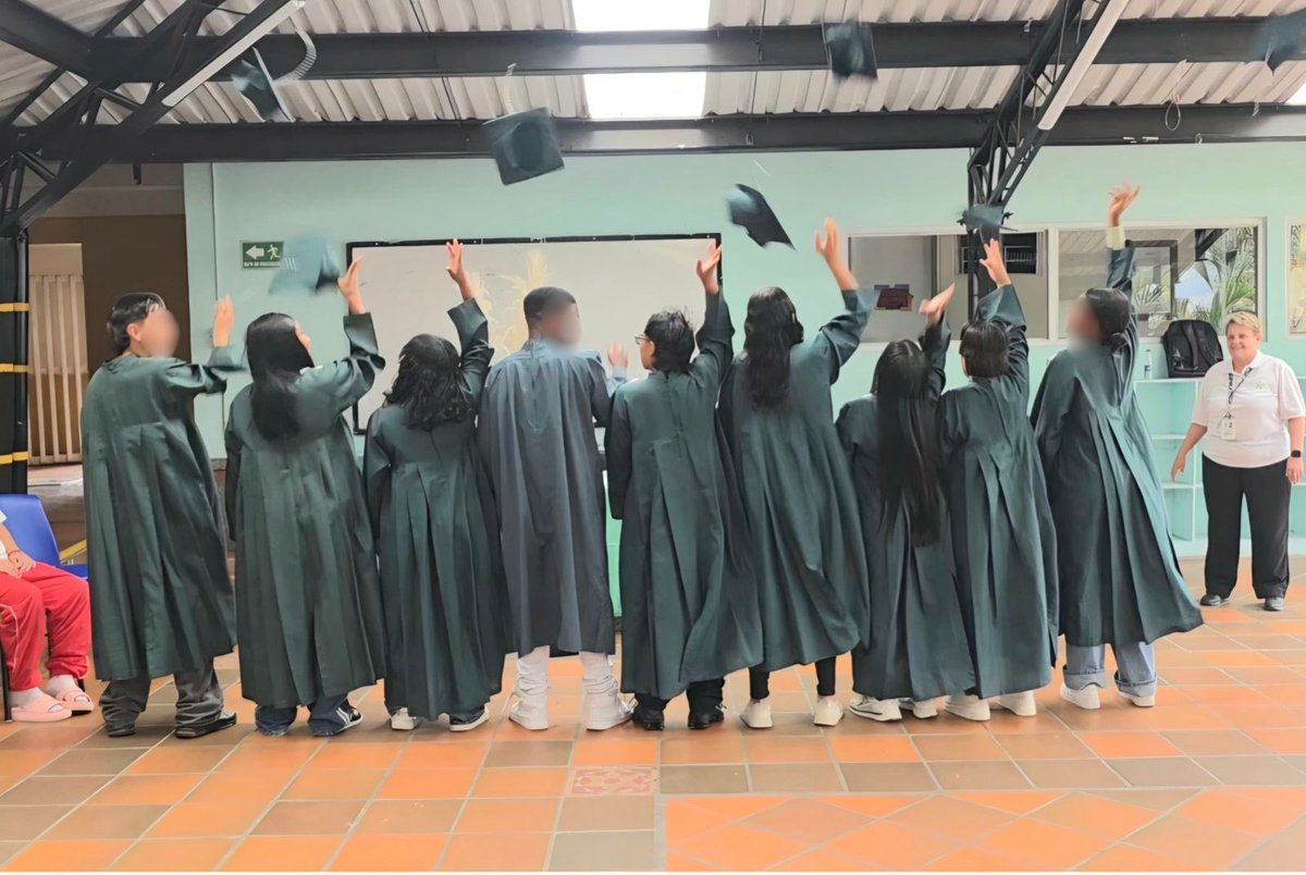 PGN_COL's tweet photo. La @PGN_COL, a través de su delegada para la Defensa de la Infancia, Adolescencia, Familia y Mujer, acompañó la graduación de adolescentes y jóvenes víctimas de reclutamiento que culminaron los cursos de “Liderazgo en la actividad deportiva y la recreación” y “Primeros Auxilios Psicológicos”.

Esta estrategia, desarrollada en articulación con el SENA, fortalece capacidades, impulsa proyectos de vida y beneficia actualmente a más de 91 jóvenes desvinculados y víctimas del conflicto armado en distintas regiones del país.