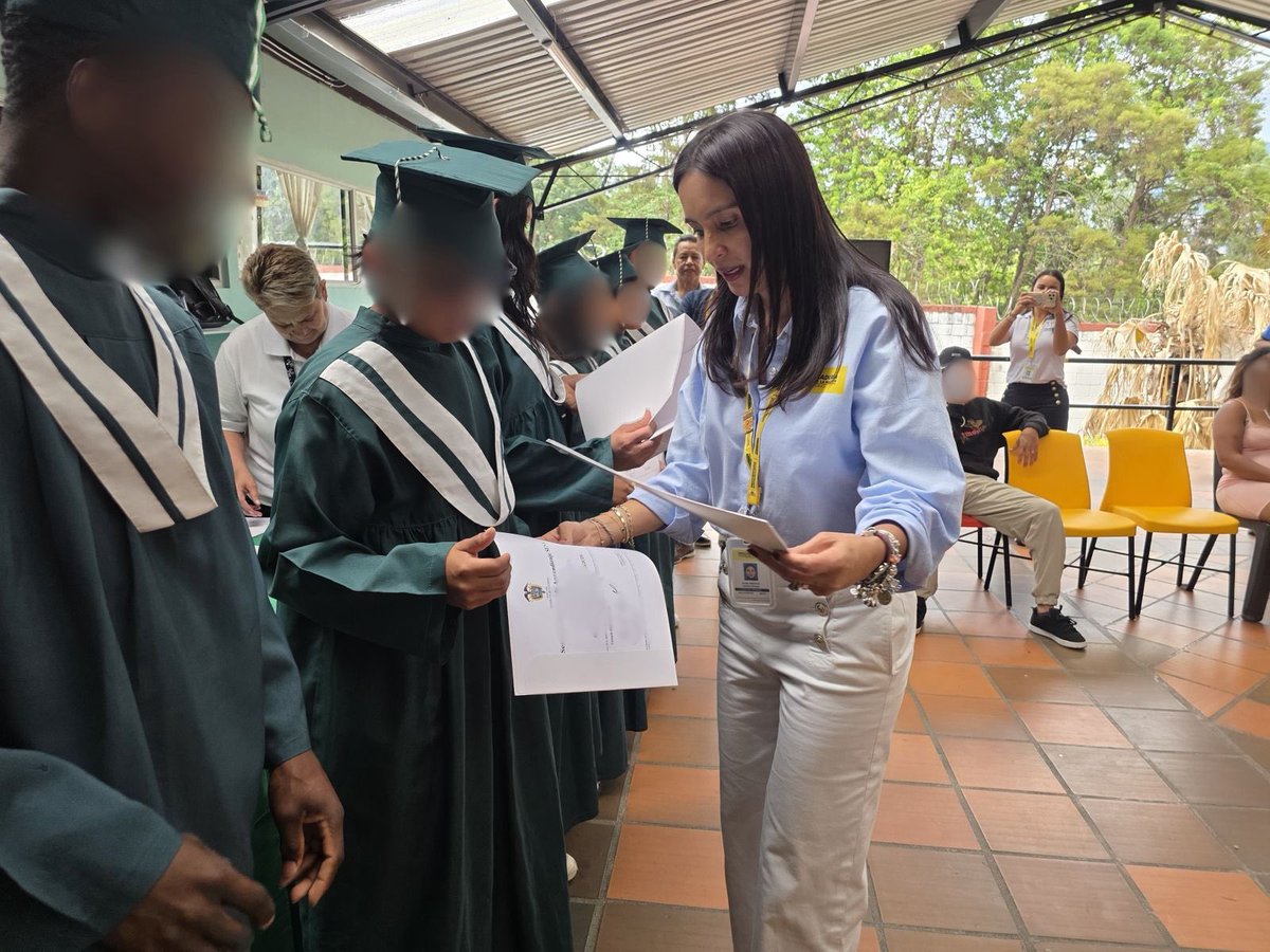 PGN_COL's tweet photo. La @PGN_COL, a través de su delegada para la Defensa de la Infancia, Adolescencia, Familia y Mujer, acompañó la graduación de adolescentes y jóvenes víctimas de reclutamiento que culminaron los cursos de “Liderazgo en la actividad deportiva y la recreación” y “Primeros Auxilios Psicológicos”.

Esta estrategia, desarrollada en articulación con el SENA, fortalece capacidades, impulsa proyectos de vida y beneficia actualmente a más de 91 jóvenes desvinculados y víctimas del conflicto armado en distintas regiones del país.