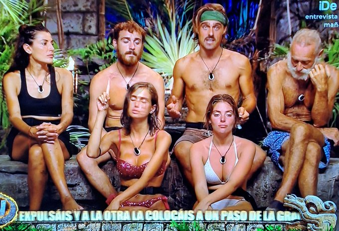 PinkCrown9's tweet photo. Jorge Javier, no cariño, NO¡ 
No han sido muebles NO, pero si hay dos montando el poyo todo el día y todas las galas y no dejáis que los demas se expresen en algo, porque les dais dado el protaginismo a Claudia y a Maica,  por eso las galas y la palapa eran aburridas lo mas grande, porque no les dejábais ni participar, porque  solo dejábais hablar a las dos coñazos, que encima no decían nada que mereciera la pena, ni les permitían hablar a los demás. 
No sabéis valorar a los buenos concursantes.🤨
@Supervivientes