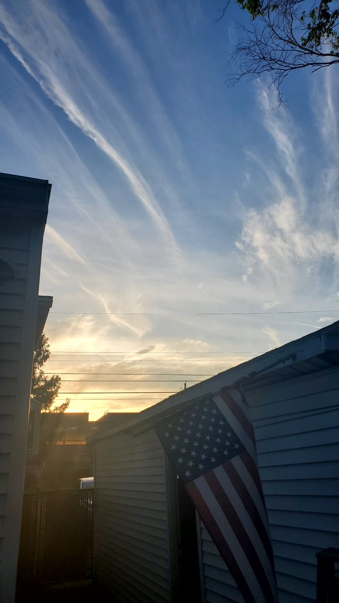 Shellkrausey's tweet photo. The sky is angry tonight https://t.co/ZuK7qgzNIZ