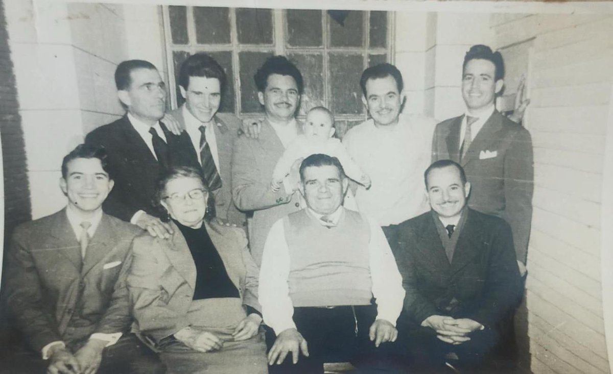Theodiscus2's tweet photo. Las vidas de mis bisabuelos fueron bastante representativas de las clases medias-bajas de la Argentina de las décadas de 1930 a 1950.

Por el lado paterno, mi bisabuelo Nicolás, de quien heredé el apellido, trabajó como cochero. Crió a siete hijos y se mudó varias veces a lo largo de su vida: desde su Chivilcoy natal se trasladó a San Martín y, posteriormente, a Boedo.

Mi bisabuelo Francisco, en cambio, era un inmigrante español llegado en 1925 que trabajaba como boletero en los tranvías de la Capital Federal. Con su salario mantenía a toda su familia y, además, enviaba dinero a uno de sus hijos que permanecía en España. Además de afrontar con la responsabilidad de criar a sus hijos en soledad después de que mi bisabuela falleció en el parto de su hija más chica en 1940.
