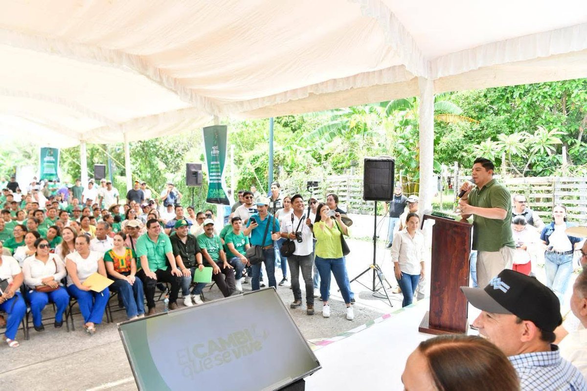 RGC_Mx's tweet photo. Ahijadxs, seguimos llevando más espacios para el deporte y la convivencia a todos los rincones de San Luis Potosí. ⚽🏀💚

Hoy arrancamos la construcción de la nueva Unidad Deportiva en Tampamolón Corona, una obra que beneficiará a miles de personas con canchas, áreas recreativas, espacios modernos y seguros para nuestras familias.

Porque cuando invertimos en el deporte, también construimos más oportunidades para nuestras niñas, niños y jóvenes. ¡Vamos con todo en la  Huasteca potosina! 🙌✨

#PotosíSinLímites #ElCambioQueSeVive #DeporteSinLimites #Tampamolon