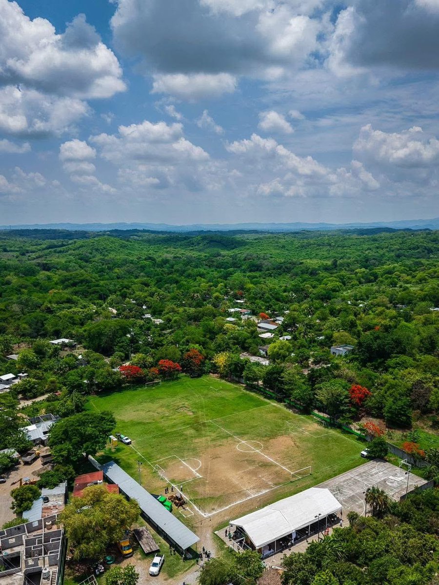 RGC_Mx's tweet photo. Ahijadxs, seguimos llevando más espacios para el deporte y la convivencia a todos los rincones de San Luis Potosí. ⚽🏀💚

Hoy arrancamos la construcción de la nueva Unidad Deportiva en Tampamolón Corona, una obra que beneficiará a miles de personas con canchas, áreas recreativas, espacios modernos y seguros para nuestras familias.

Porque cuando invertimos en el deporte, también construimos más oportunidades para nuestras niñas, niños y jóvenes. ¡Vamos con todo en la  Huasteca potosina! 🙌✨

#PotosíSinLímites #ElCambioQueSeVive #DeporteSinLimites #Tampamolon