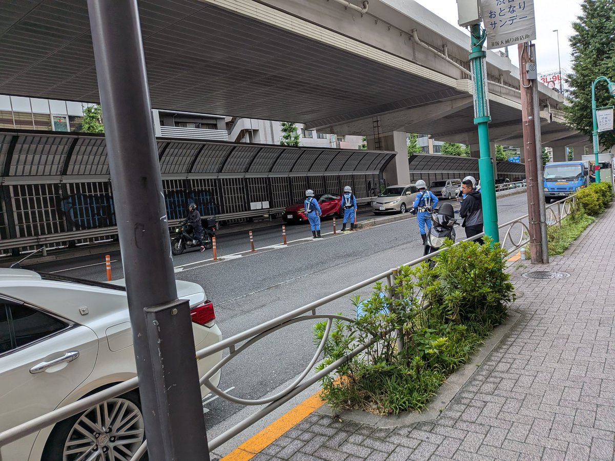 524AzEXRv3gSGwl's tweet photo. アンダーパスのすり抜け取り締まってました👮ほぼ入れ食い状態でバイク捕まってました https://t.co/0ZGGMaDBt8