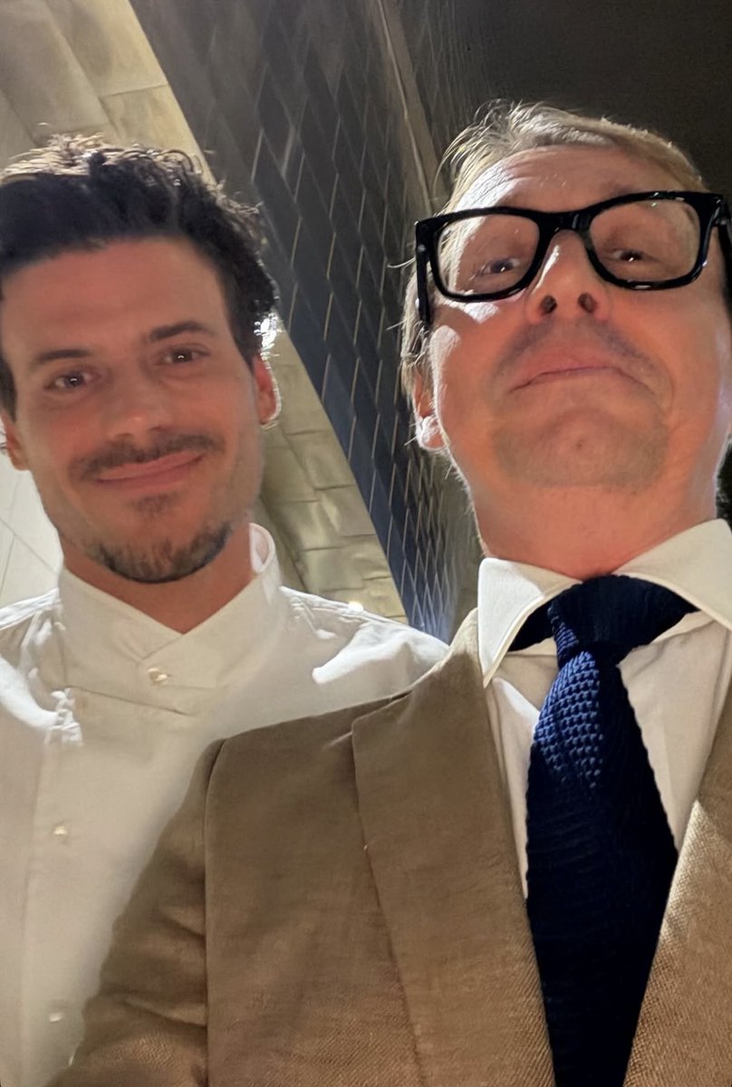 FrancoisANews's tweet photo. François Arnaud at the Guggenheim Museum Bilbao in Spain earlier today

📸 paridevitale via instagram stories https://t.co/hAmp0HIUHr