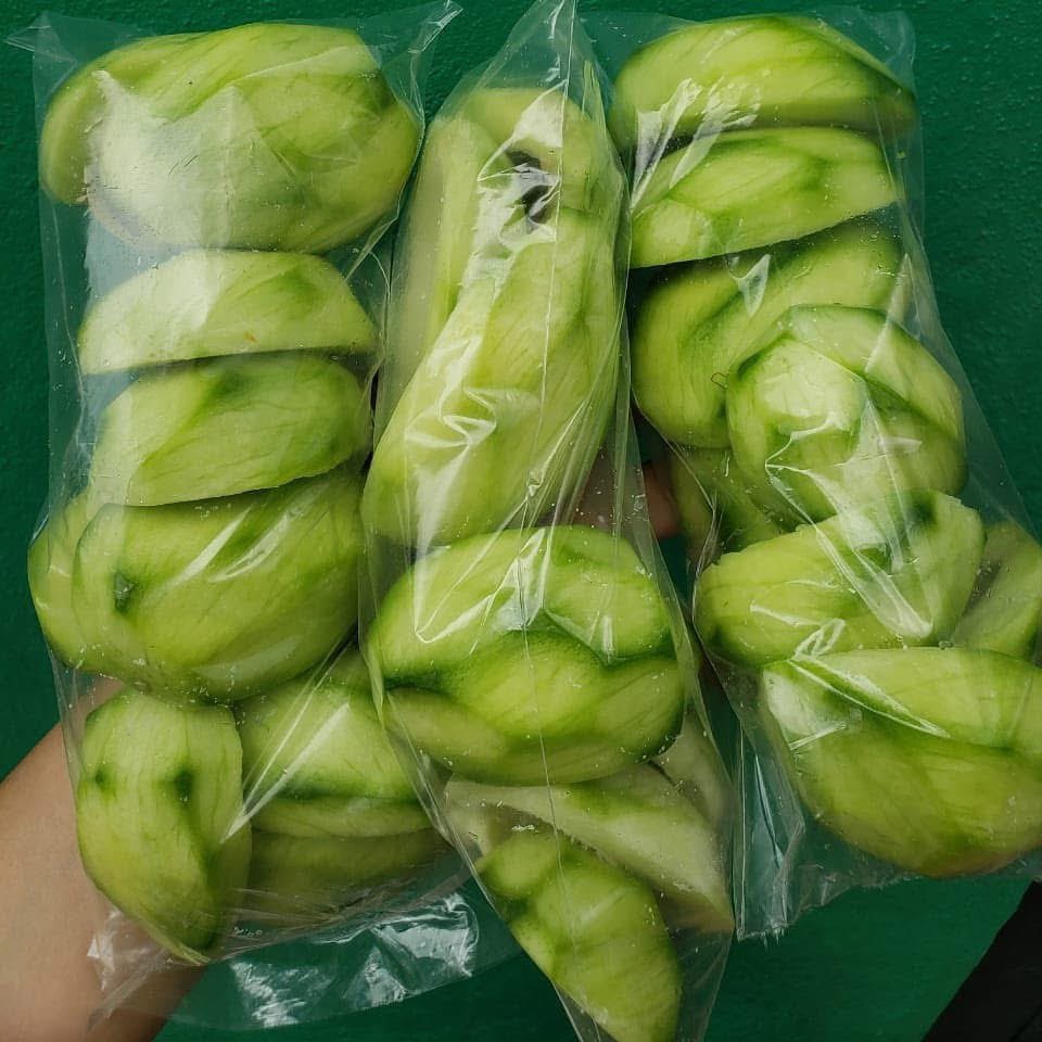 SivarNewsSV's tweet photo. 🚨🥭 VENDEDORAS DE MANGO ASEGURAN QUE POLÉMICA HA AFECTADO SUS VENTAS 

📍 Comerciantes de mango en la zona del puente Lempa afirman que sus ventas se han visto afectadas tras la viralización de un video en el que se aseguraba que una bolsa de mangos era vendida a $5.

⚠️ Poco después, los protagonistas del video aclararon que todo se trató de una broma y que la situación nunca ocurrió realmente.

💬 Las vendedoras señalan que la polémica generó una percepción negativa entre algunos compradores y ha impactado su actividad comercial.

🥭 Según las comerciantes, el precio de los mangos varía dependiendo de la temporada, el tamaño y la cantidad del producto.

📲 Además, hicieron un llamado a los creadores de contenido para evitar este tipo de publicaciones que puedan afectar el trabajo de quienes dependen de sus ventas.
