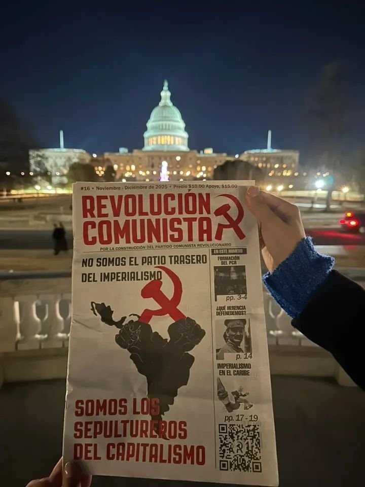 CubaOrtografia's tweet photo. Mira esto. 
Desde el capitalismo, haciendo propaganda a un periódico comunista.
La democracia tiene fallos, y con los comunistas no se puede titubear ni pestañear, que te pasan por arriba sin pensarlo. 

Échate el titular. Dice que Letrinoamérica es el sepulturero del capitalismo. Lo vienen matando desde hace años y el único muerto cadavérico y apestoso es el socialismo.