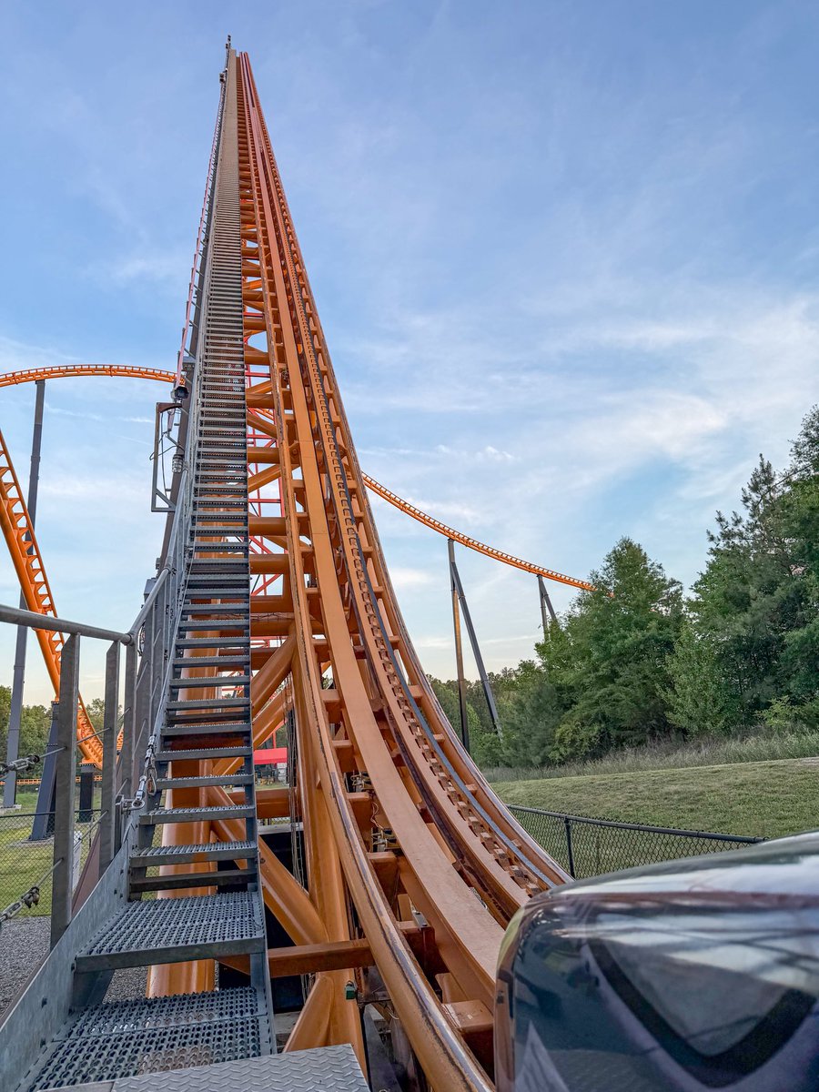 CoasterAddict_'s tweet photo. 30 laps on the KING of intense coasters today 🧡🖤❤️ @KingsDominionVA https://t.co/6s1pG6m8GV