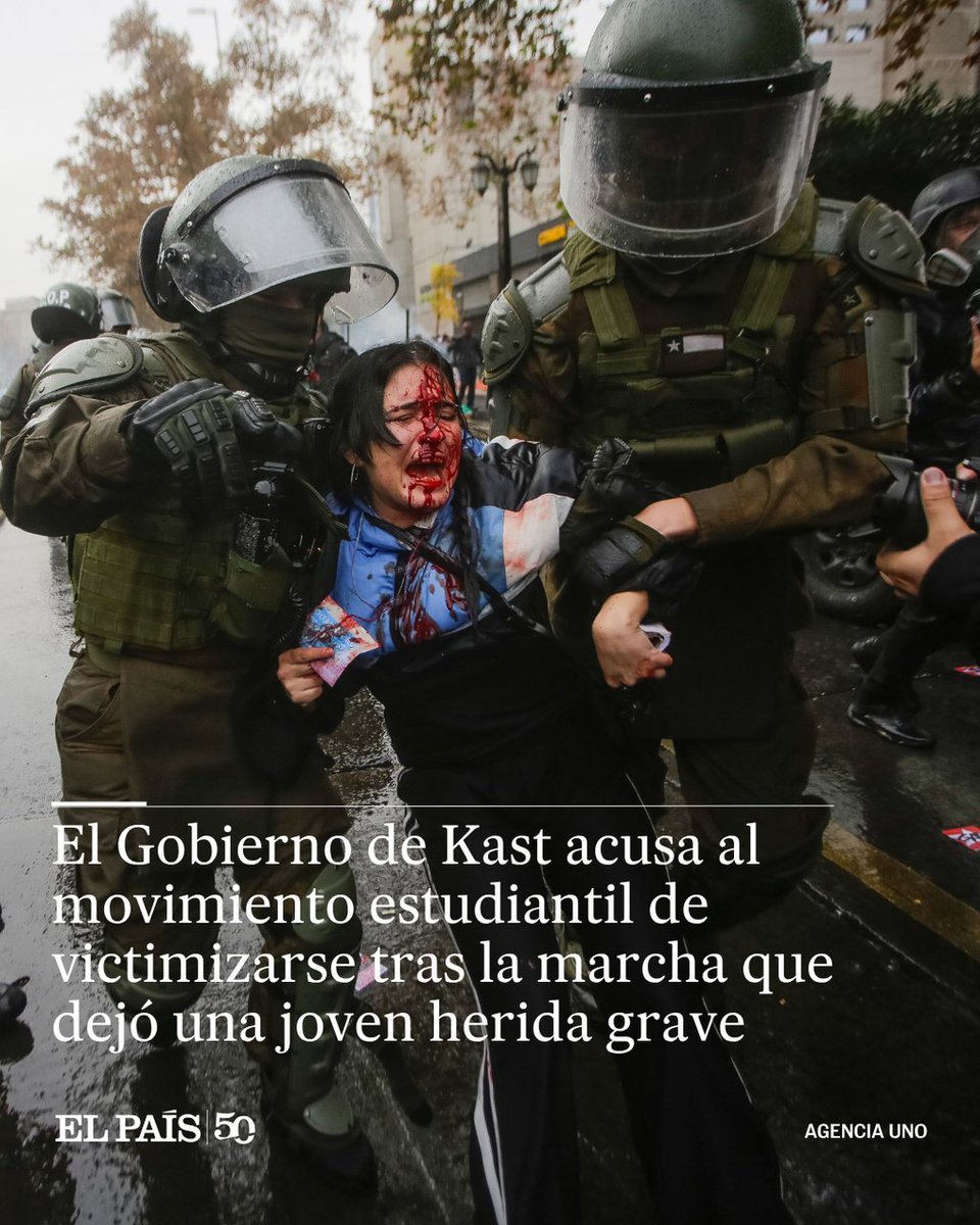 elpais_chile's tweet photo. 🔴 La manifestación estudiantil contra los recortes presupuestarios y la megarreforma económica del Gobierno de José Antonio Kast dejó una imagen que ha generado revuelo: una joven con el rostro ensangrentado sujetada por dos carabineros

🖋️ @Maoliscastro
 https://t.co/eOTaSqQQpN https://t.co/ZJc2bTyVf6