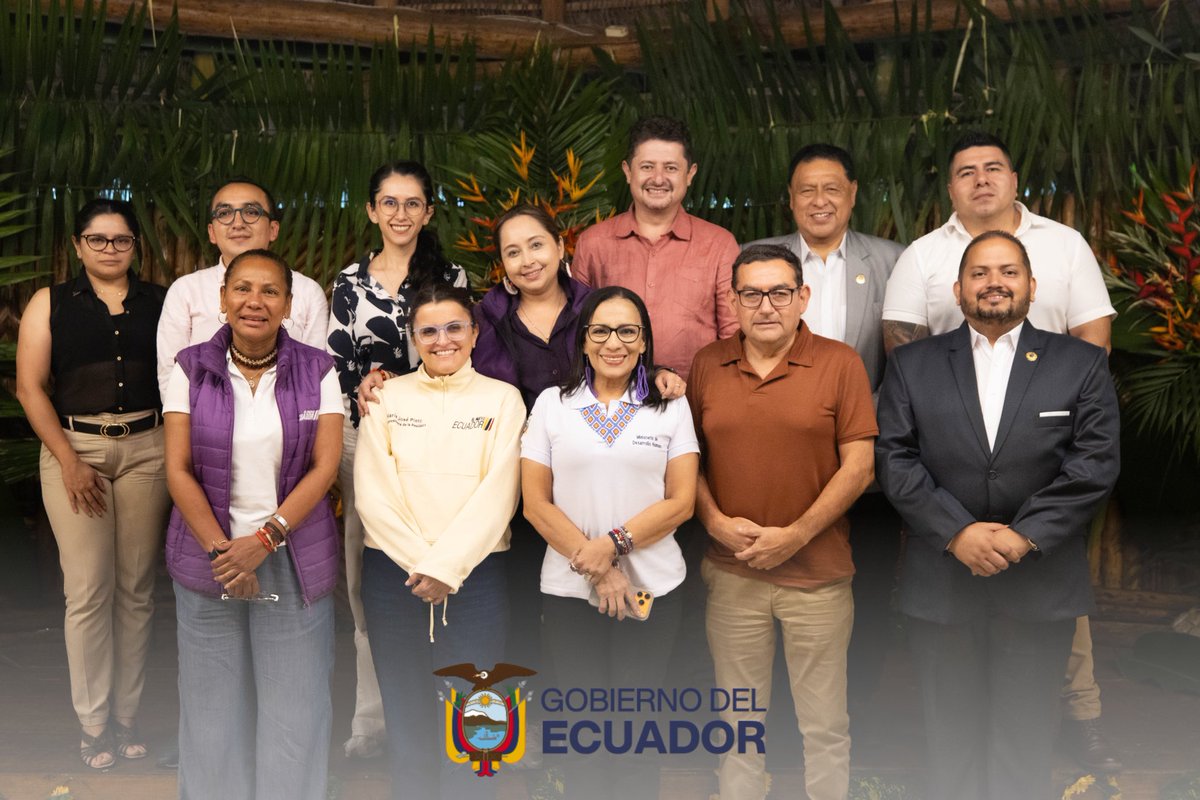 Riesgos_Ec's tweet photo. 📍 #Pastaza 

La Secretaria Nacional de Gestión de Riesgos, @CaroLozanoHaro, participó en la Cuarta Sesión de Gabinete Sectorial del Sector Social, desarrollada en la provincia de Pastaza, donde se analizaron las alertas vigentes, la situación actual del territorio y la planificación estratégica para el tercer trimestre del año.

Este espacio permitió fortalecer la articulación interinstitucional y coordinar acciones orientadas a garantizar una presencia efectiva del Estado en los territorios con mayores necesidades y niveles de vulnerabilidad.

Seguimos trabajando de manera coordinada para fortalecer la prevención, la protección social y la atención oportuna a la ciudadanía. 🇪🇨

#GobiernoDelEcuador
