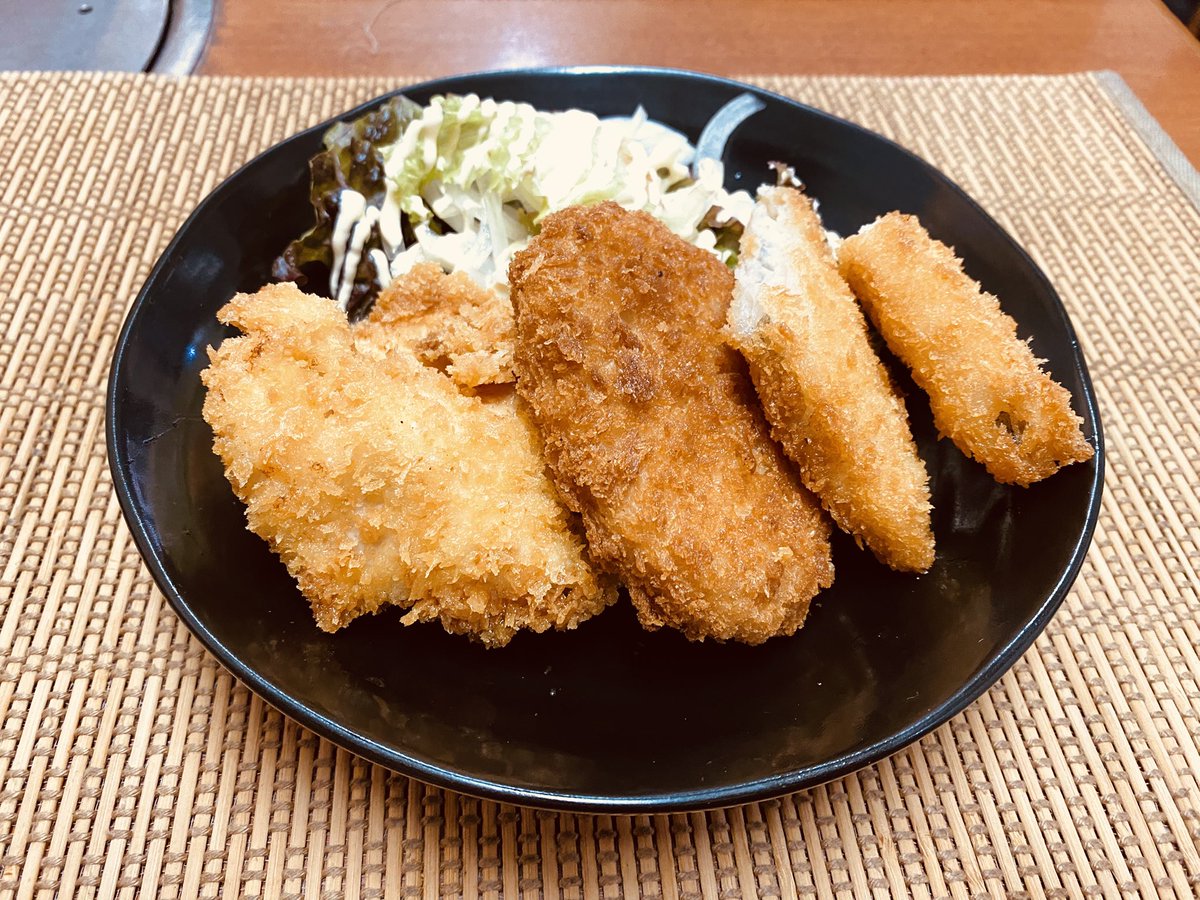 Kisshow_'s tweet photo. おはようございます😃
本日の限定ランチは、
「MIXフライ」です🐷🐓🐟
御来店お待ちしてます✨

喰酒処 喜笑-kisshow-
営業時間 ランチ11:00〜14:00
#喜笑 #京急久里浜 #居酒屋
#横須賀 #ランチ #昼呑み
#限定ランチ #日替わりランチ
#鮮魚 #刺身 #和洋中 https://t.co/44JcRtfCME