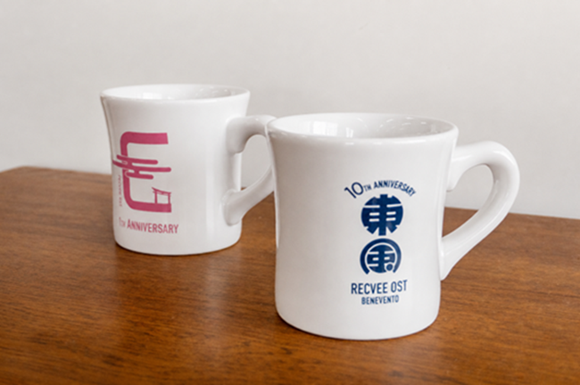 recvee's tweet photo. レクビィ直営店(見積作成)でもらえる、
レクビィ オストの「10周年東風カップ」
レクビィ エストの「1周年京風カップ」
#レクビィ #キャンピングカー #キャンペーン #東風 #京風 #Tongpoo #おおきにえー #カップ #大和市 #瀬戸市 #京都市 #いいもんせともん https://t.co/XolIRqSvoV