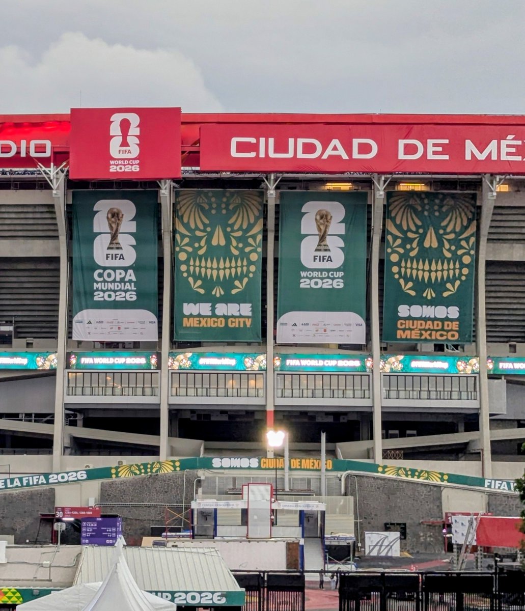 MXESTADIOS's tweet photo. Noche de jueves 
A una semana de la inauguración del Mundial, así luce el Azteca por fuera https://t.co/6F8nRzw62l
