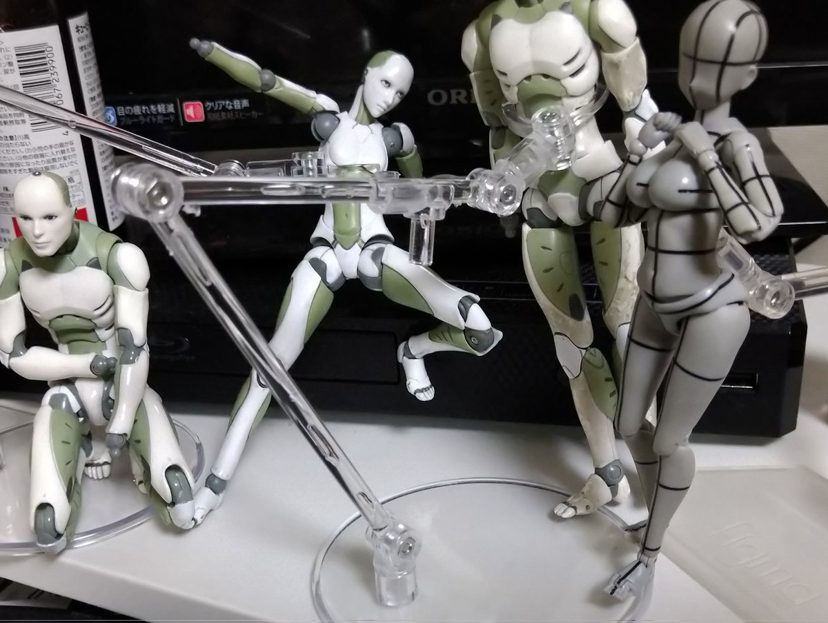 dolly_ro's tweet photo. 資料フィギュア固定するやつ買ったので待機中の彼らとてもイキイキしてきた https://t.co/p5gqbIHd1k