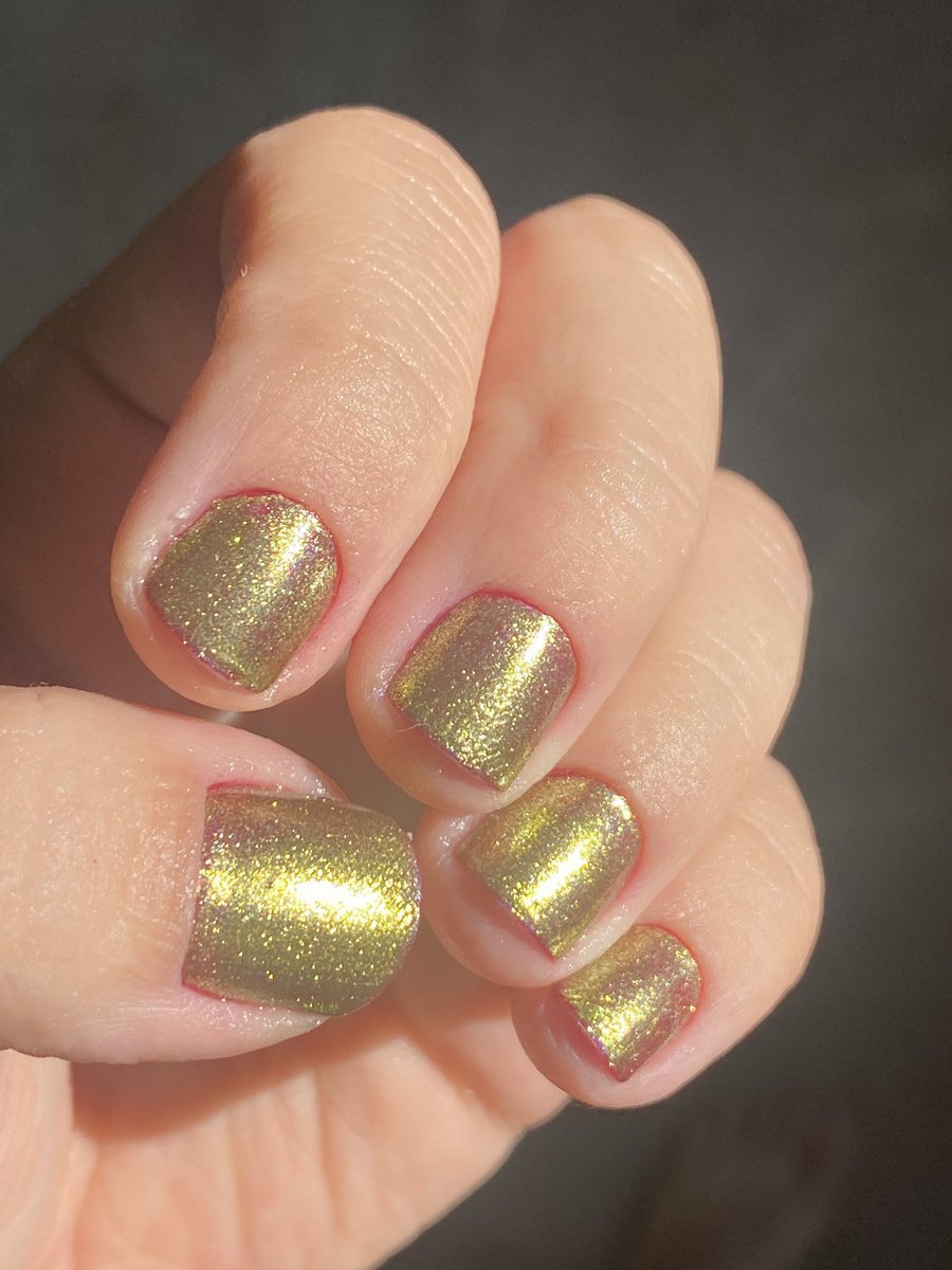 katchupcore's tweet photo. eu passei brilhinho verde por cima do esmalte vermelho e agora parece q eu açoitei a minha cutícula https://t.co/4QQsHzlquX