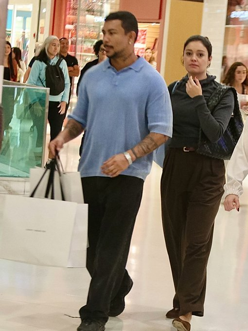 ZAMENZA's tweet photo. Xamã e Sophie Charlotte reataram novamente e foram flagrados plenos passeando no shopping. https://t.co/OkVnny05mO