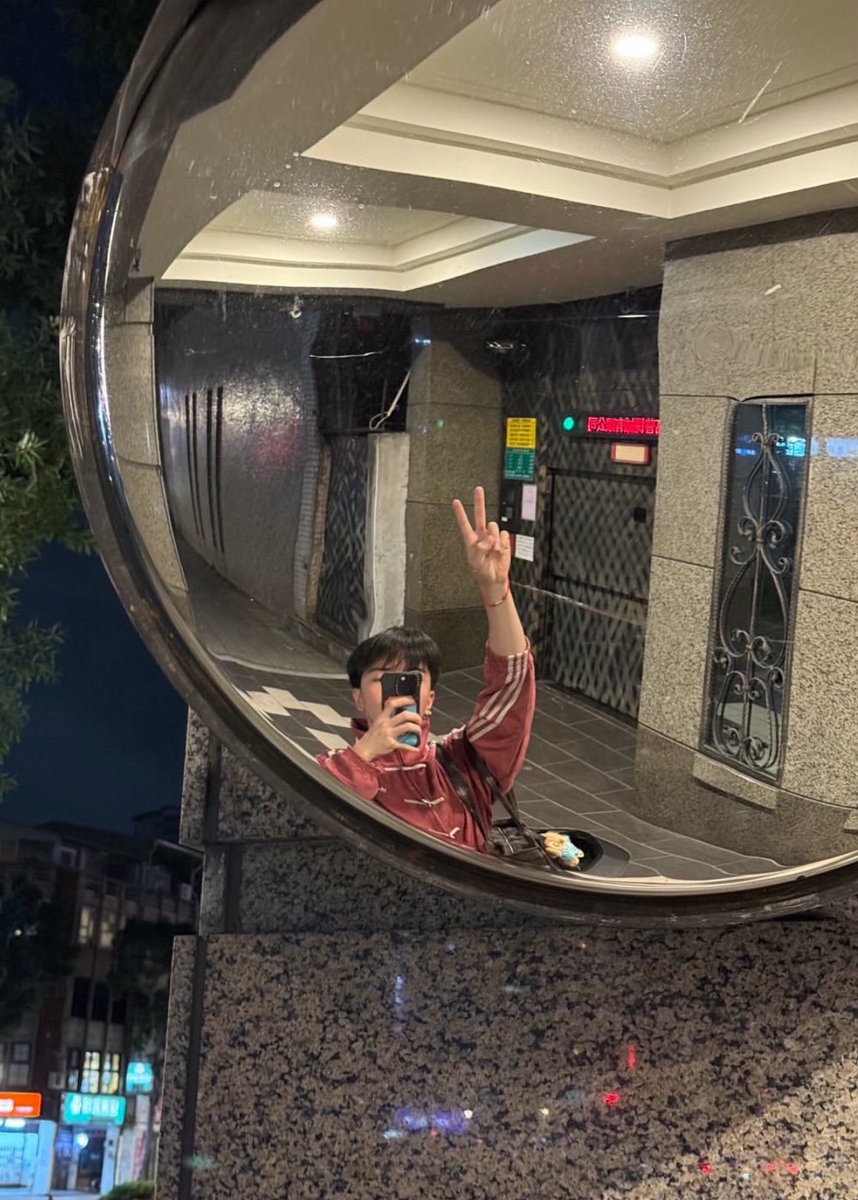 wakeupbaee's tweet photo. แอบดีขึ้นมาแล้วบ้าง
แค่ยังคิดถึงเธอทุกนาที

สบายดีไม่เป็นไร
สบายใจได้แล้วนะเธอ
จากวันที่เธอลาไป
ก็มาไกลกว่าตรงที่เดิม
ฉันขอโทษที่ทำให้เป็นห่วง
ช่วงนั้นไม่พร้อมที่จะเจอ
ขอบคุณจริงๆ ที่หวังดี
แต่ตอนนี้ฉันดีขึ้นมากแล้วล่ะเธอ

อยู่คนเดียวได้บ้างแล้ว
ฟังเพลงเดิมได้นิดหน่อย
เปิดรูปดูได้เล็กน้อย
ค่อยๆ ดีขึ้นทุกวัน
เมื่อคืนนอนไม่ฝันร้าย
หยุดร้องไห้ได้แล้วบางวัน
แอบดีขึ้นมาแล้วบ้าง
แค่ยังคิดถึงเธอทุกนาที
คงจะมีสักวันที่ใจฉันไม่ไหวหวั่น
และในวันนั้น
เราจะกลับมาเป็นเพื่อนกัน
ใช่ไหม