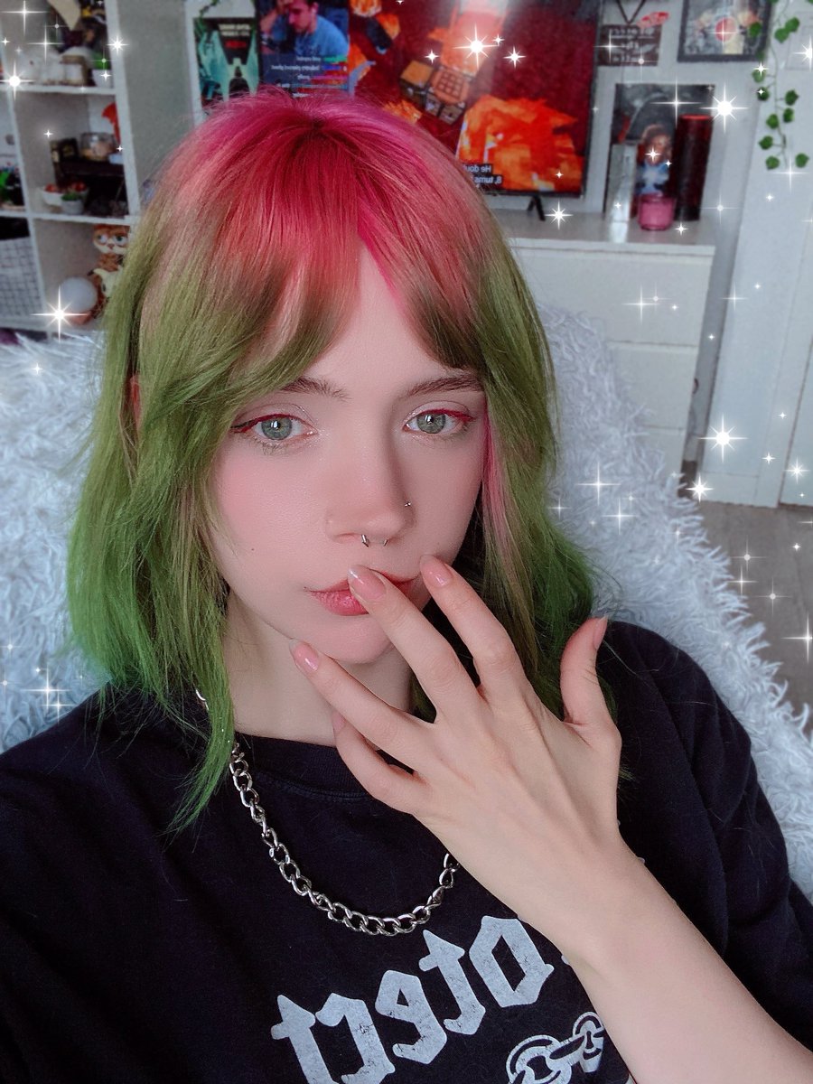soupyrodent's tweet photo. I got some pink and green mascara to match my hair🍓 https://t.co/az2q4eIEty