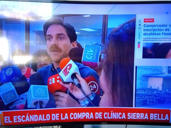SebastianRochaZ's tweet photo. 🔹Ahora que declararon admisible la querella por fraude al fisco contra la comunista Irací Hassler por la fallida compra de Sierra Bella.

Recordé cuando Gonzalo Winter acompañado de una patota de gente fue a hacer lobby ante los medios de comunicacion para la compra de la clínica.

Este negociado era tan turbio como la fallida compra de la casa de Allende.

Bastante asqueroso todo.