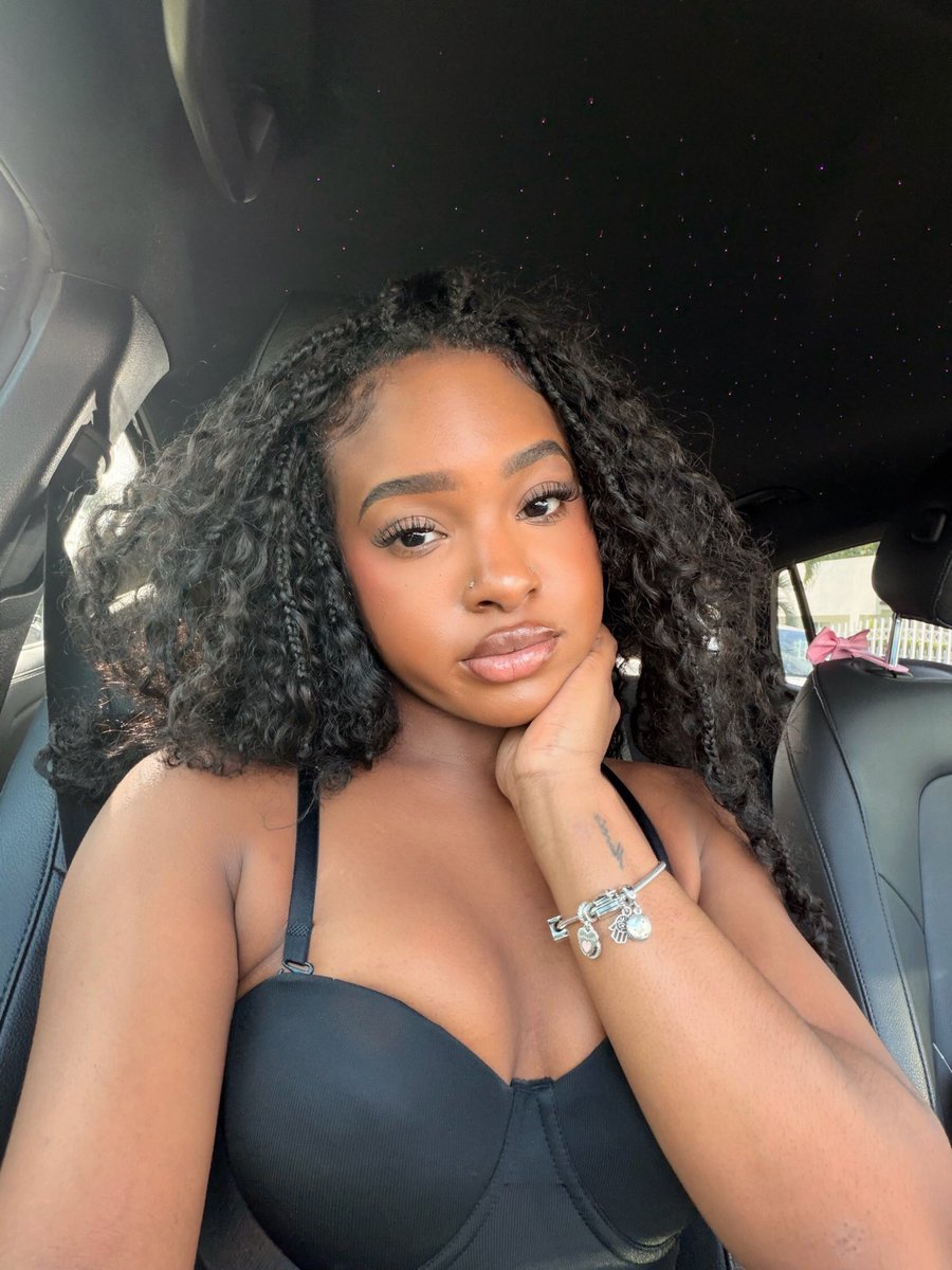 Lexiawill3's tweet photo. Car selfies https://t.co/xm0LlSgw9B