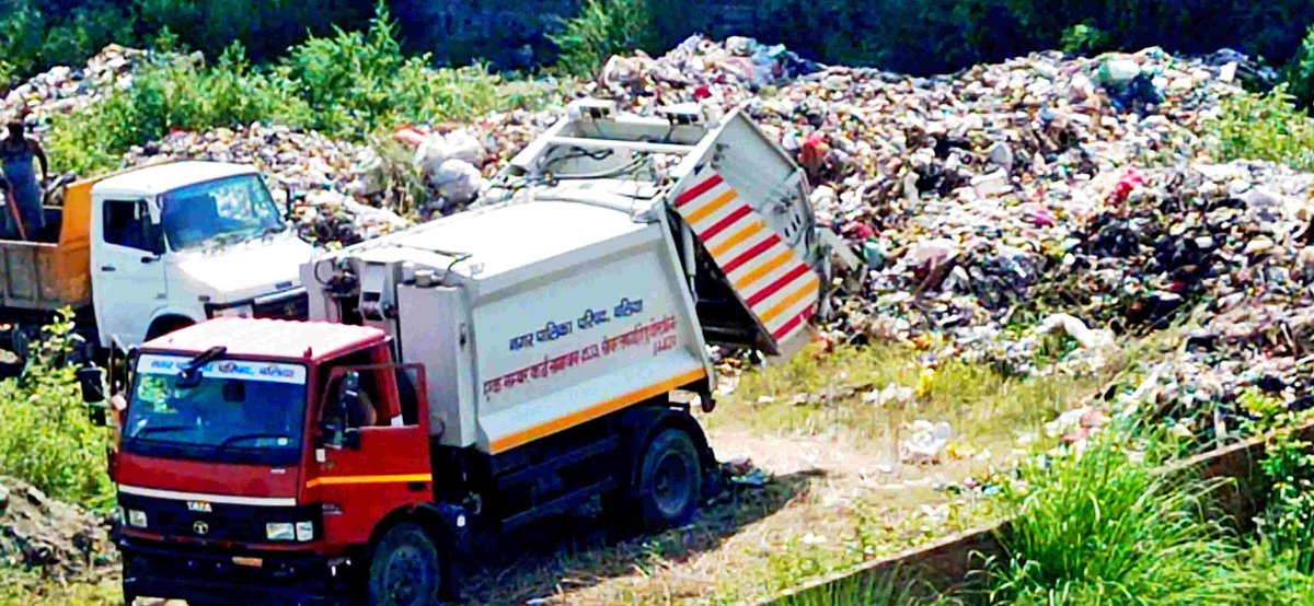 SUMIT00verma's tweet photo. @NagarVikas_UP hamare area khashiram aawas ke pass takasan ballia me  nagar palika ballia dwara garbage dump kiya ja raha hai yaha 1500+ log rahate hai 1533 pe sikayat ka koi asar nahi ho raha lagatar 2 week se dump ho raha hai please take action. https://t.co/RNj6yJyGGa
