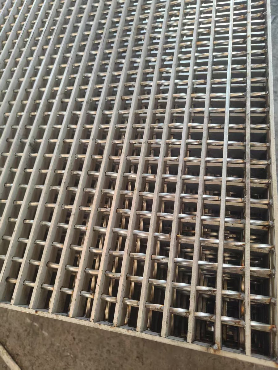 Zn1Jn's tweet photo. Premium Steel Grating &amp; Stair Treads direct from the factory. High quality, competitive pricing! DM for details. 🏭
#SteelGrating #StairTreads #MetalGrating #FactoryDirect https://t.co/zup6WLJmIN