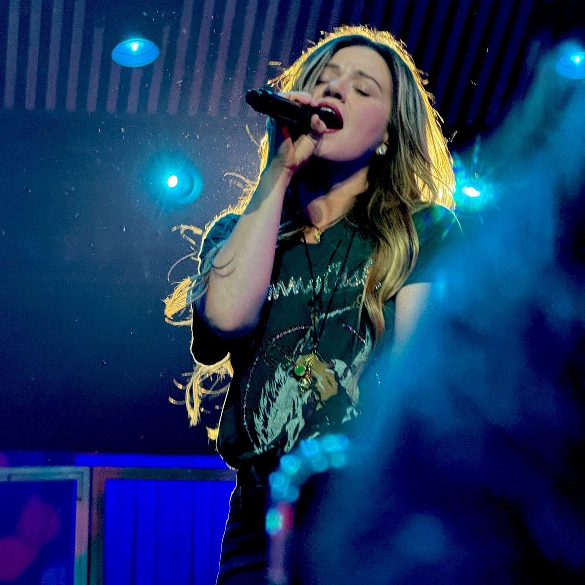 projoepat's tweet photo. Kelly Clarkson fandom is so weird right now. Besides The Voice in the Fall, it seems she’s been keeping her cards close to her chest.

I swear, if NBC isn’t doing everything they can to get her leading in a musical for Live TV… https://t.co/iYs394uIoC