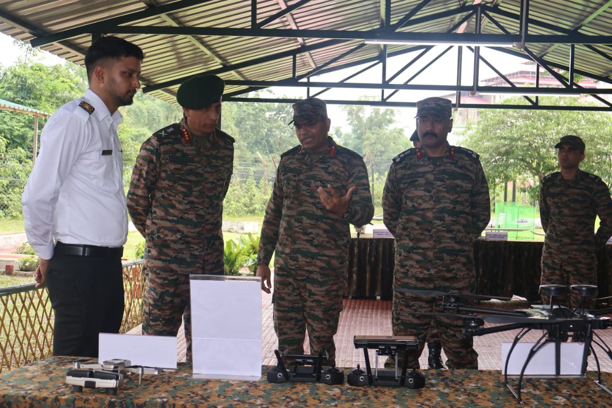 Spearcorps's tweet photo. GOC #SpearCorps visited #SpearGunners formation at Masimpur, #Assam to review operational preparedness and ongoing capability enhancement initiatives. He complimented all ranks for their professionalism, technology absorption and innovative spirit. During the visit, he inaugurated the E-Info Room and also visited other station units.

The GOC also paid tribute to 2/Lt Rajeev Sandhu, Mahavir Chakra (Posthumously), honouring his supreme sacrifice in service of the Nation.

GOC #SpearCorps ने मसिमपुर, #Assam स्थित #SpearGunners Formation का दौरा कर ऑपरेशनल रेडीनेस एवं क्षमता विकास के विभिन्न पहलों की समीक्षा की। उन्होंने फार्मेशन के सभी सैनिकों की Professionalism, Technology Absorption की क्षमता और इनोवेशन भावना की सराहना की।
दौरे के दौरान उन्होंने  ई-इन्फो रूम का उद्घाटन किया तथा स्टेशन की कुछ अन्य यूनिट का भी दौरा किया।

GOC ने 2/Lt राजीव संधू, महावीर चक्र (मरणोपरांत) को श्रद्धांजलि अर्पित करते हुए राष्ट्र सेवा में उनके सर्वोच्च बलिदान को नमन किया।

#IndianArmy #SpearCorps #SpearGunners #Assam #Leadership #NationFirst

@adgpi 
@easterncomd 
@official_dgar 
@prodefgau 
@SpokespersonMoD 
@HQ_IDS_India 
@prodefkohima 
@DefenceMinIndia
@PIB_India 
@CMOfficeAssam 
@assamtimes_