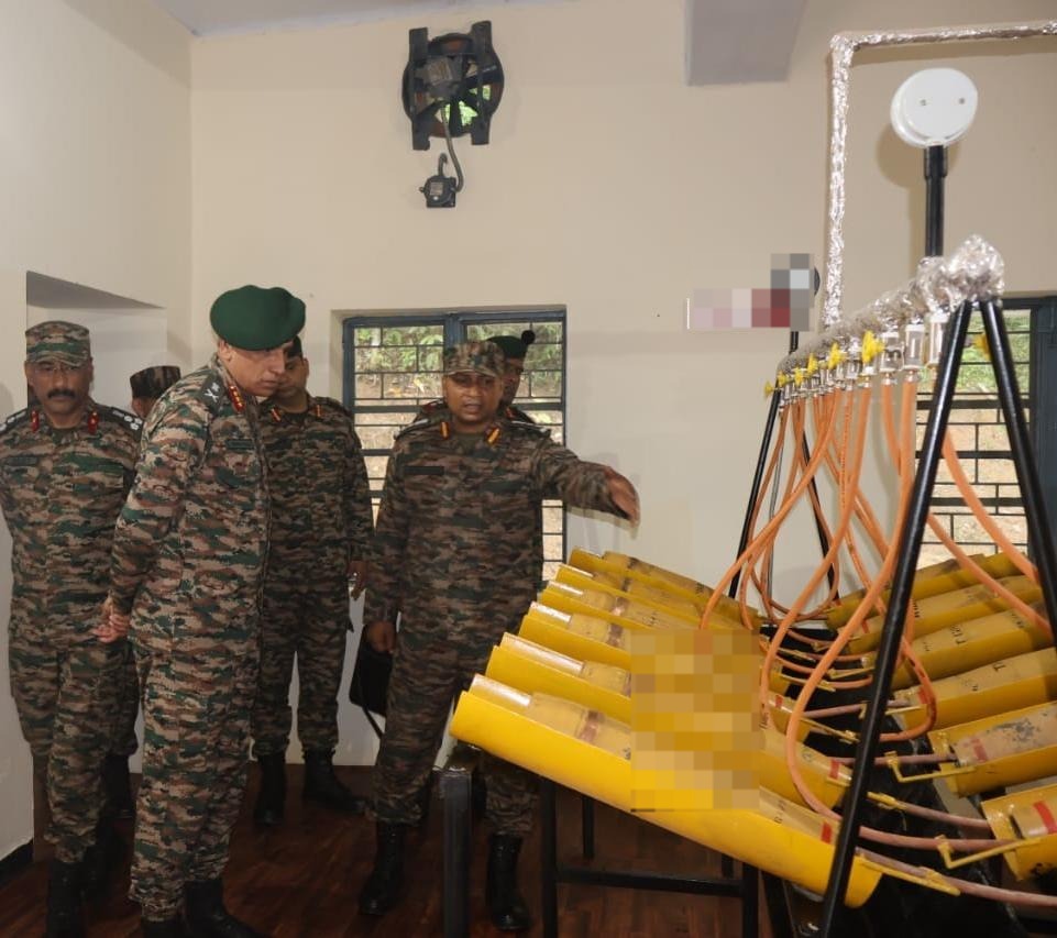 Spearcorps's tweet photo. GOC #SpearCorps visited #SpearGunners formation at Masimpur, #Assam to review operational preparedness and ongoing capability enhancement initiatives. He complimented all ranks for their professionalism, technology absorption and innovative spirit. During the visit, he inaugurated the E-Info Room and also visited other station units.

The GOC also paid tribute to 2/Lt Rajeev Sandhu, Mahavir Chakra (Posthumously), honouring his supreme sacrifice in service of the Nation.

GOC #SpearCorps ने मसिमपुर, #Assam स्थित #SpearGunners Formation का दौरा कर ऑपरेशनल रेडीनेस एवं क्षमता विकास के विभिन्न पहलों की समीक्षा की। उन्होंने फार्मेशन के सभी सैनिकों की Professionalism, Technology Absorption की क्षमता और इनोवेशन भावना की सराहना की।
दौरे के दौरान उन्होंने  ई-इन्फो रूम का उद्घाटन किया तथा स्टेशन की कुछ अन्य यूनिट का भी दौरा किया।

GOC ने 2/Lt राजीव संधू, महावीर चक्र (मरणोपरांत) को श्रद्धांजलि अर्पित करते हुए राष्ट्र सेवा में उनके सर्वोच्च बलिदान को नमन किया।

#IndianArmy #SpearCorps #SpearGunners #Assam #Leadership #NationFirst

@adgpi 
@easterncomd 
@official_dgar 
@prodefgau 
@SpokespersonMoD 
@HQ_IDS_India 
@prodefkohima 
@DefenceMinIndia
@PIB_India 
@CMOfficeAssam 
@assamtimes_