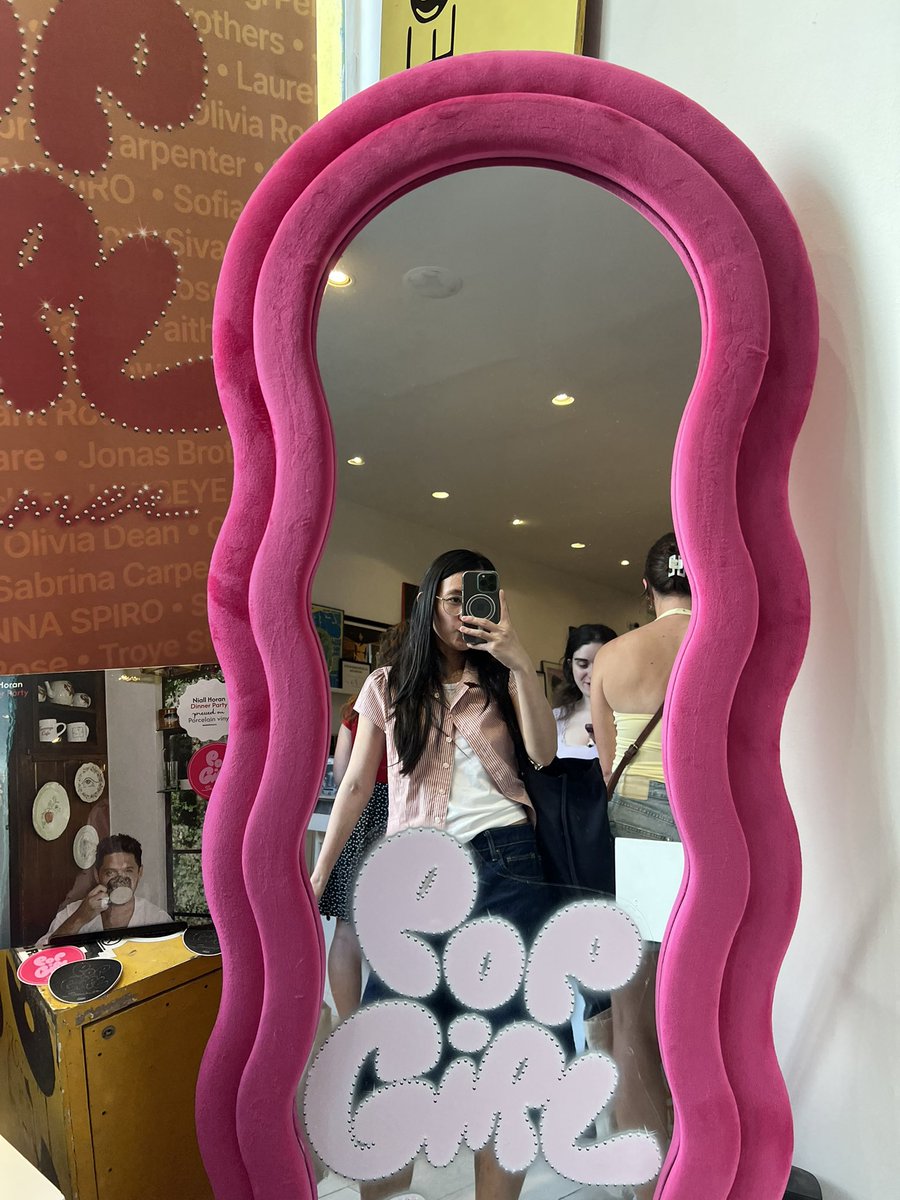 KISSNDISC0's tweet photo. dinner party first listen @umusic @NiallOfficial 🤩🍽️ https://t.co/CCmmugUJzU