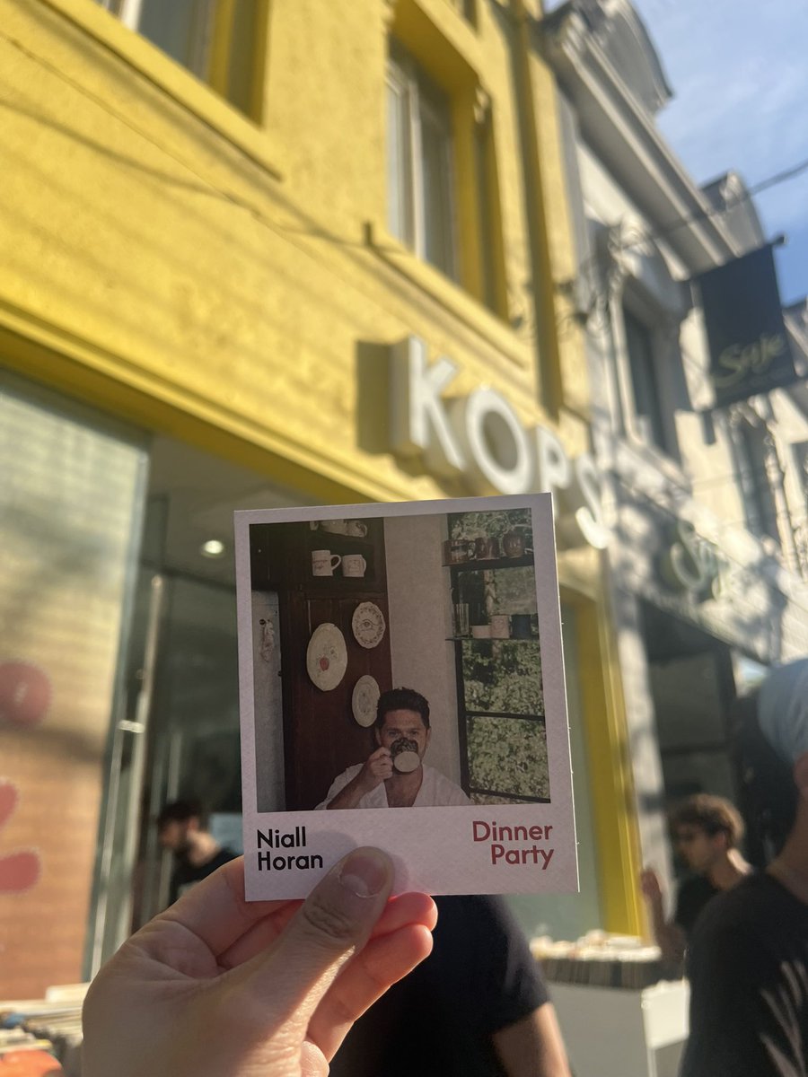 KISSNDISC0's tweet photo. dinner party first listen @umusic @NiallOfficial 🤩🍽️ https://t.co/CCmmugUJzU