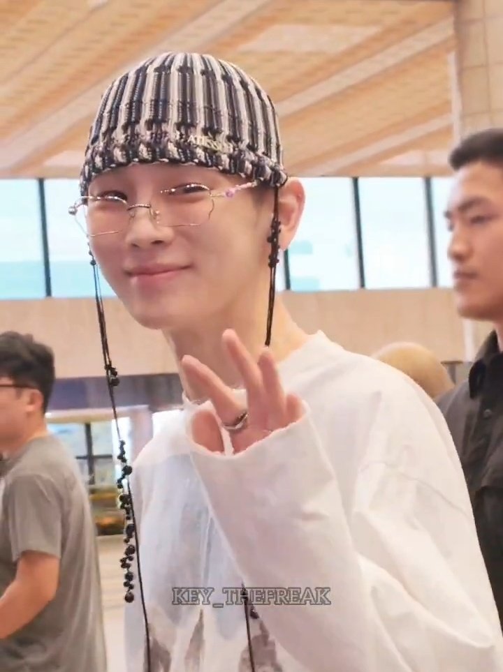 Drawaleol's tweet photo. TaeKey with glasses today 🥰 https://t.co/i8i3BuLR0Y