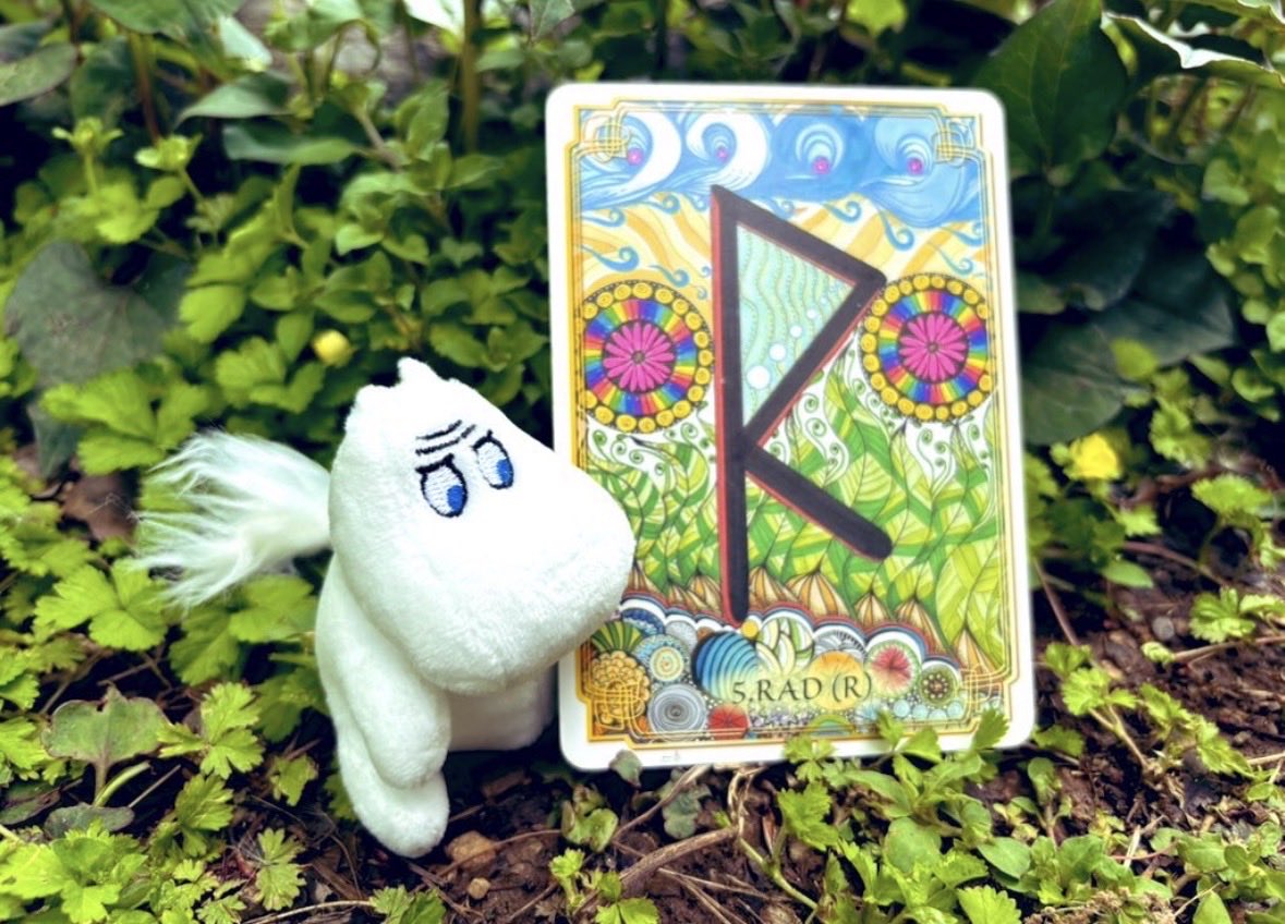 Loveapple2222's tweet photo. 奇跡を招く✨投稿  #バタフライエフェクトルーンカード ミンネメルカリAmazon書泉ｸﾞﾗﾝﾃﾞで販売❣️

5日のルーンは“ ᚱ ラド”

想いはエネルギー🫧✨️

みんなの想いが風に乗って届きますように•*¨*•.¸¸♬︎🦋💕✨️

「さあ、今日もまた、長い一日になるでしょうよ。しかも、はじめからおわりまで自分のものよ。とてもすてきなことじゃない！」
ムーミンママ
