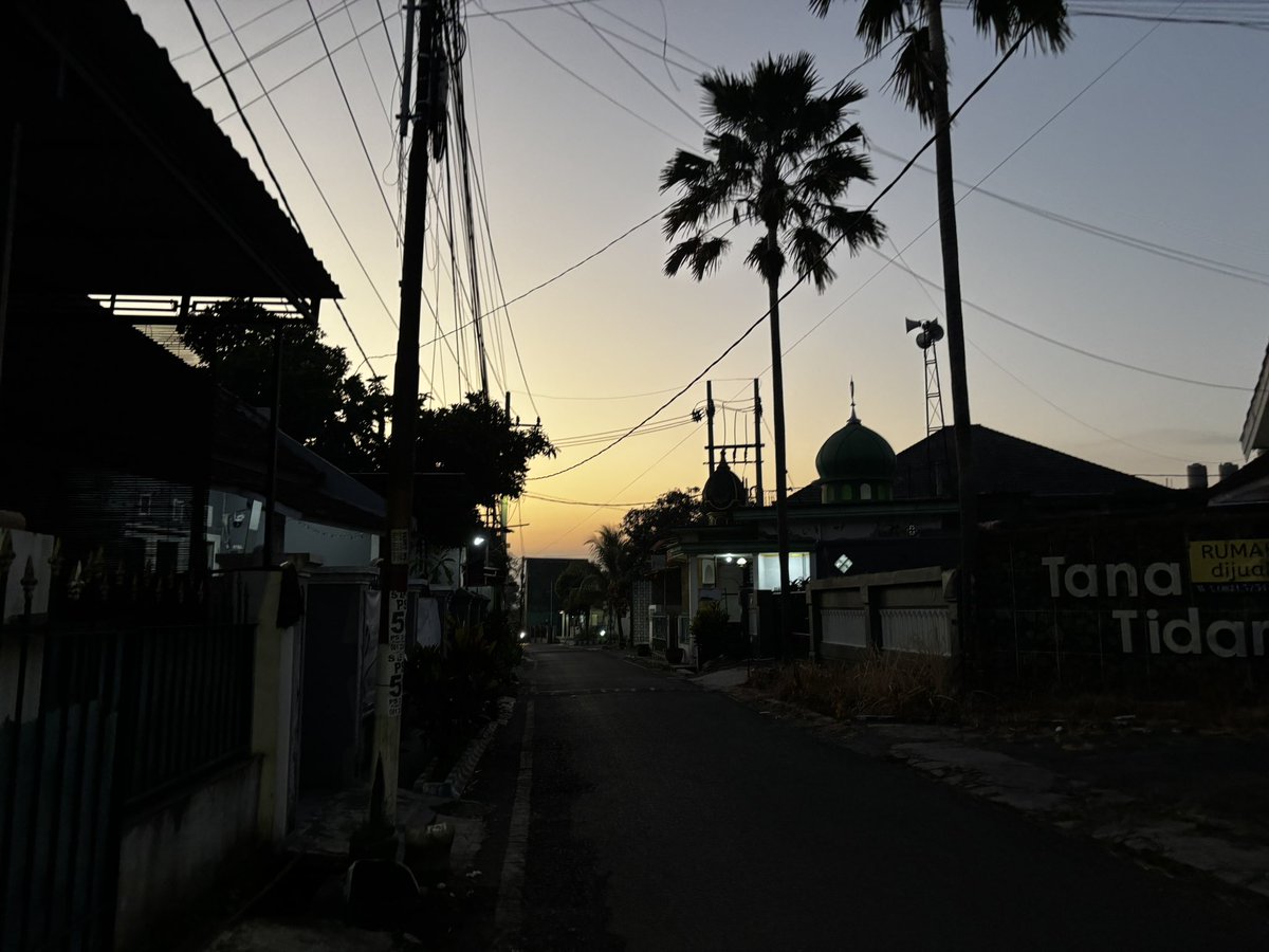 nnourdh's tweet photo. It’s Friday morning and need some veg, so let’s walk to the veggie guy…
Got myself fresh soymilk after that🥛 https://t.co/2kpe20bTaG