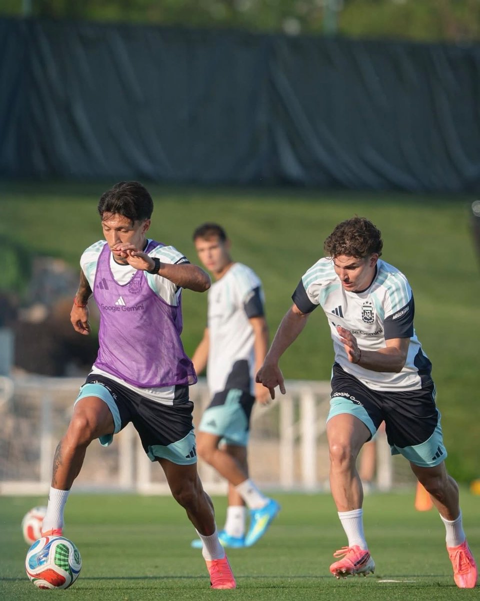 propatoTrainer's tweet photo. Our 𝑴𝒖𝒄𝒉𝒂𝒄𝒉𝒐𝒔 doing what they do best 🤜🤛

Vamos AFA - Selección Argentina 🇦🇷 https://t.co/3PEcucqSxw
