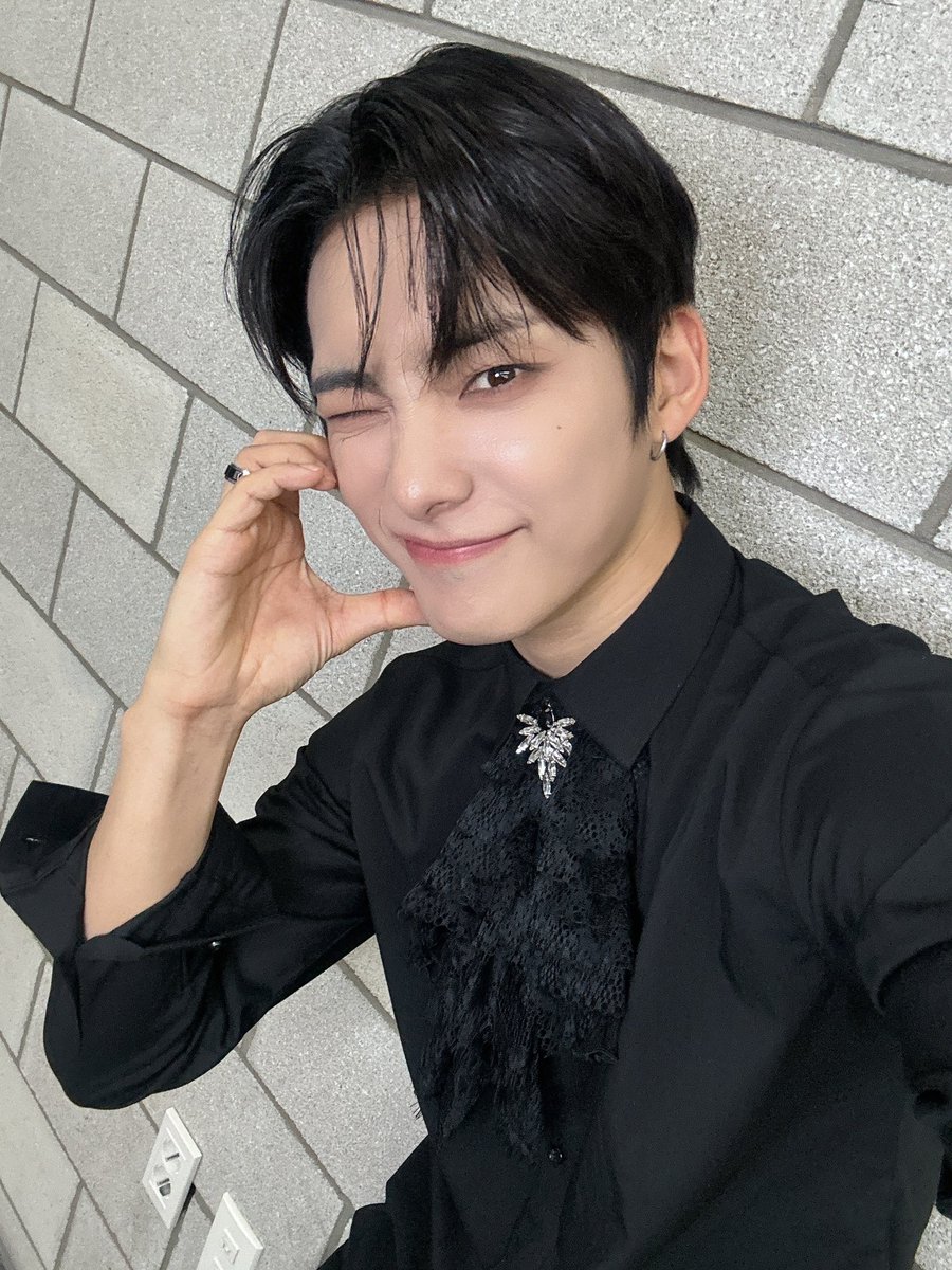 junacegiif's tweet photo. him! @official_junhee because he's all rounder. Also CEO and actor https://t.co/33gqaqrWoy