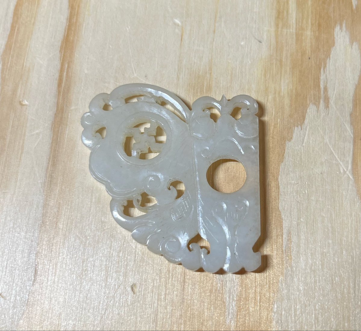 bottiboch's tweet photo. 夫の祖父は軍医として支那事変の時にも従軍していた訳だけど、家の中を片付ける度に何かでてくる。これは今回、略綬と一緒に出てきた和田玉の装飾品。吉祥紋様が彫られていて、現地の人が祖父の安全と健康、長寿を祈って渡したんだろうなぁ…と推察。
旧日本軍の薬剤を使って随分現地の民間の方を助けたようだという話は祖母から聞いているので、そのお礼なのだと思う。
お仏壇がこの手のもので溢れかえりそうなので、どうしたものかな…クリーニングしてしまっておこうかな。

そして、今日はその祖父の祥月命日なんだな…🙏

つい先日、上の子が「太郎おじいさんの博士論文って、実は結構な数を引用されてるんだよね…」と言っていた。
人類に貢献した人だったみたい^ ^
