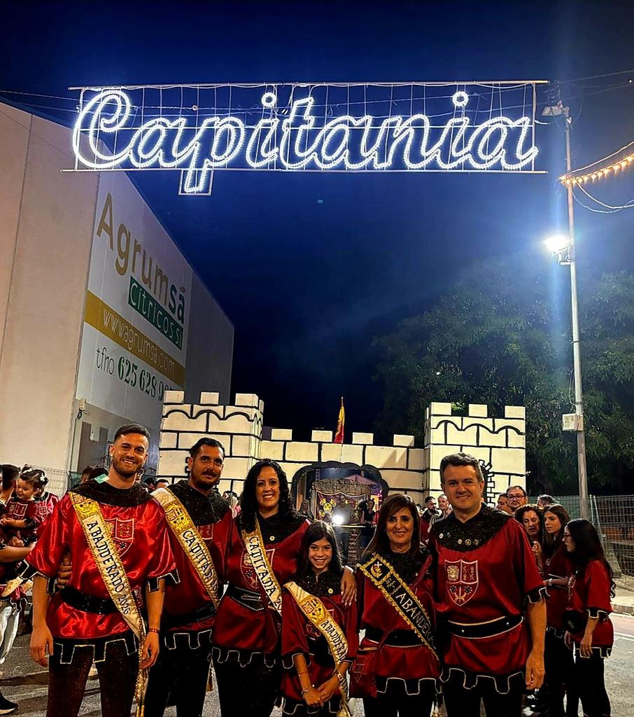vicentecases's tweet photo. ¡Los mejores momentos de las fiestas de Moros y Cristianos de #Benejúzar se viven junto a la Comparsa Caballeros de Júzar! https://t.co/1QTfMULn59