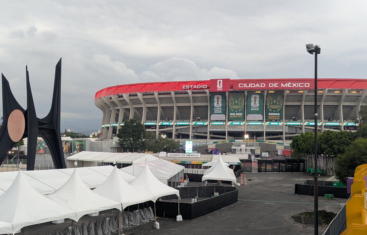 MXESTADIOS's tweet photo. Noche de jueves 
A una semana de la inauguración del Mundial, así luce el Azteca por fuera https://t.co/6F8nRzw62l